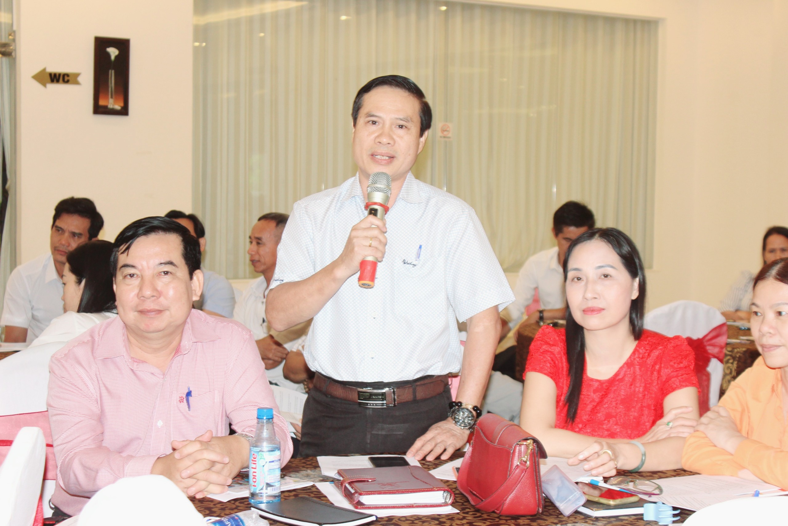Thầy Lương Hữu Phương, Phó Hiệu trưởng Trường THCS Phước Thắng (TP. Vũng Tàu) chia sẻ kinh nghiệm hướng nghiệp cho HS THCS.