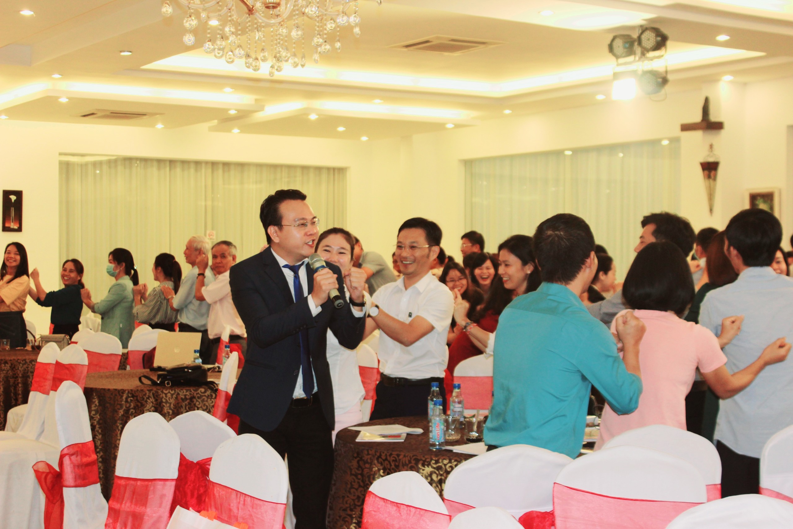 TS. Đào Lê Hòa An khuấy động chương trình với các hoạt động tương tác.