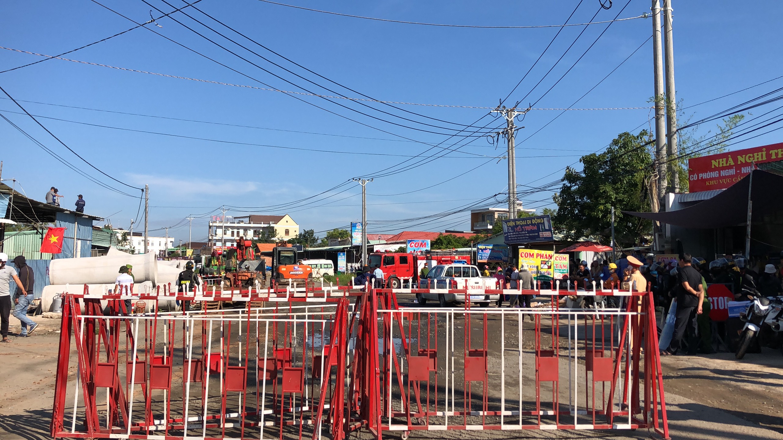 Khu vực thi hành cưỡng chế được dựng rào chắn, hạn chế phương tiện lưu thông nhằm đảm bảo ANTT