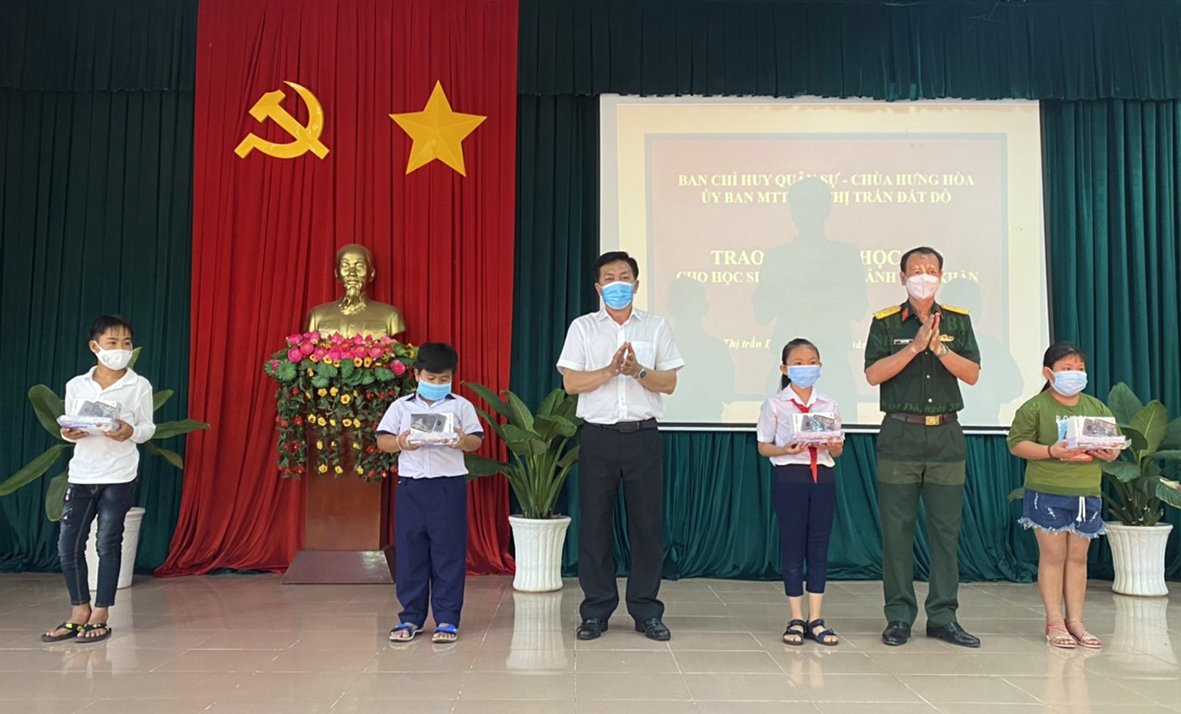 Từ ngày 12/12 tới đây, hộ nghèo và cận nghèo đủ điều kiện sẽ nhận 500 ngàn đồng hoặc được trang bị điện thoại thông minh. Trong ảnh: Ban CHQS huyện Đất Đỏ và UBND TT.Đất Đỏ trao điện thoại thông minh cho HS có hoàn cảnh khó khăn. Ảnh: MINH NHÂN