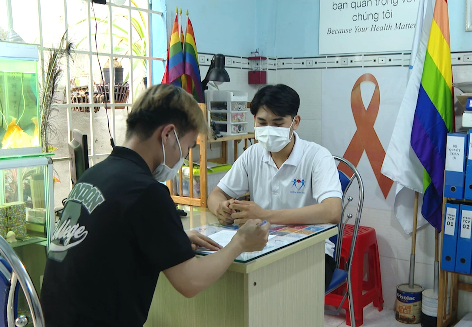 Thành viên nhóm Bình Minh (TP. Vũng Tàu) tư vấn khách hàng về biện pháp phòng, chống HIV/AIDS.