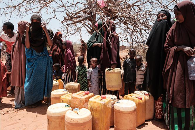 Người dân chờ lấy nước sinh hoạt tại Kubdisha, Kenya.