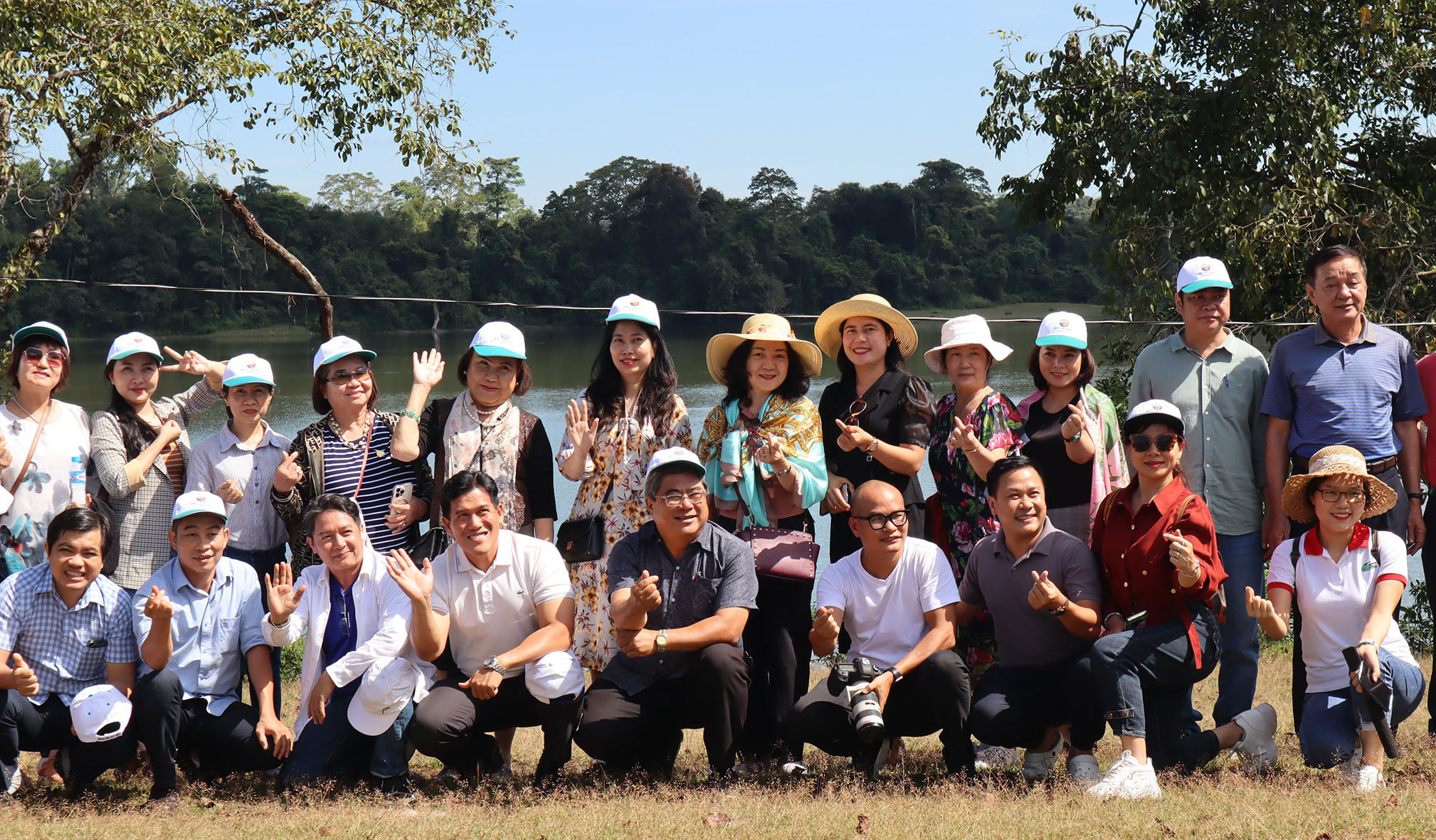 Đoàn khảo sát chụp ảnh lưu niệm tại Trảng cỏ Bù Lạch.