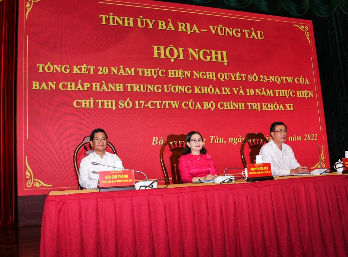 Bà Nguyễn Thị Yến, Phó Bí thư Thường trực Tỉnh ủy, Trưởng Đoàn ĐBQH tỉnh; ông Bùi Chí Thành, Ủy viên Ban Thường vụ, Chủ tịch UBMTTQ Việt Nam tỉnh; ông Huỳnh Văn Danh, Ủy viên Ban Thường vụ, Trưởng Ban Dân vận Tỉnh ủy; chủ trì hội nghị.