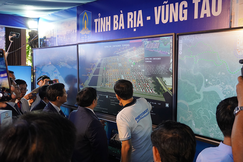 Các đại biểu tham quan mô hình số hệ thống cảng biển Cái Mép-Thị Vải.