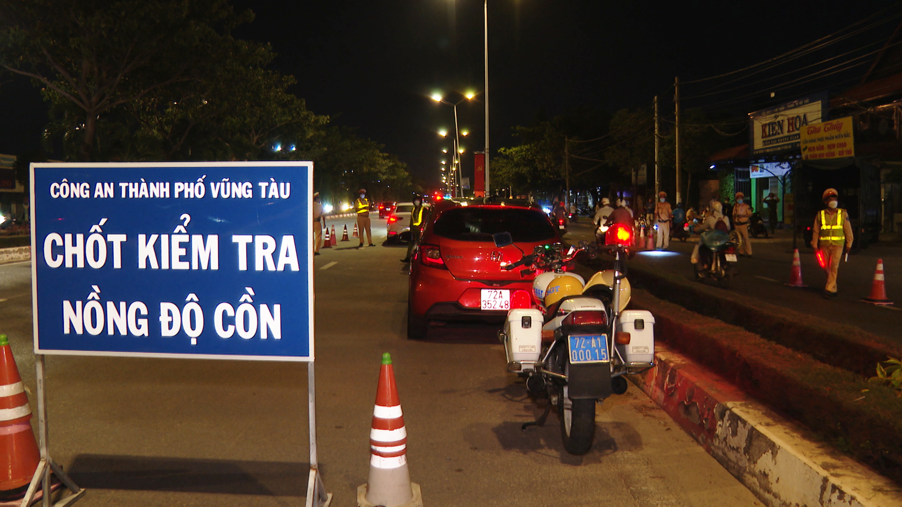 Công an TP.Vũng Tàu lập chốt kiểm tra nồng độ cồn người điều khiển phương tiện trên đường 2/9.