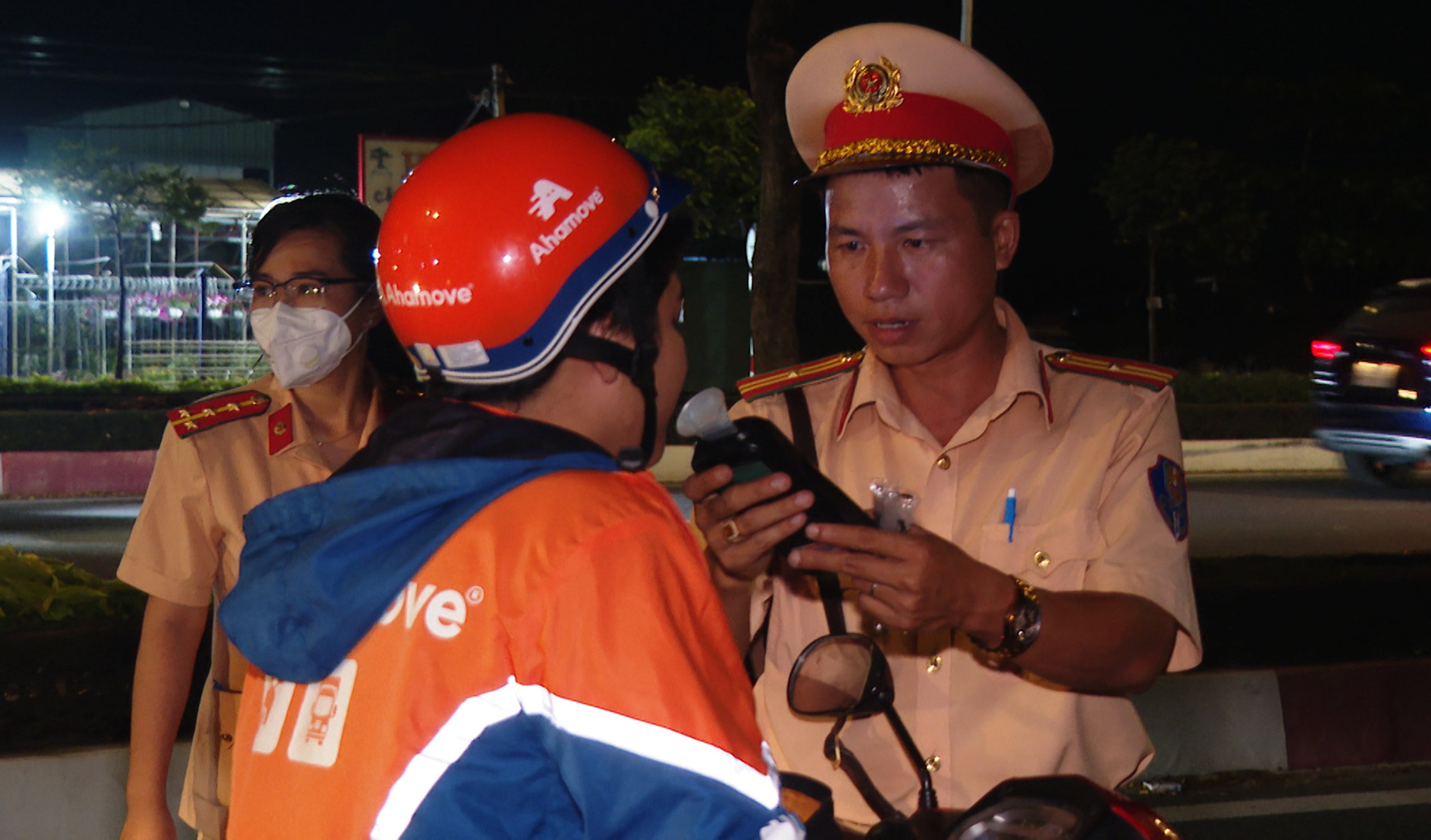 Lực lượng Cảnh sát Giao thông-Công an huyện TP.Vũng Tàu kiểm tra nồng độ cồn 1 người điều khiển phương tiện