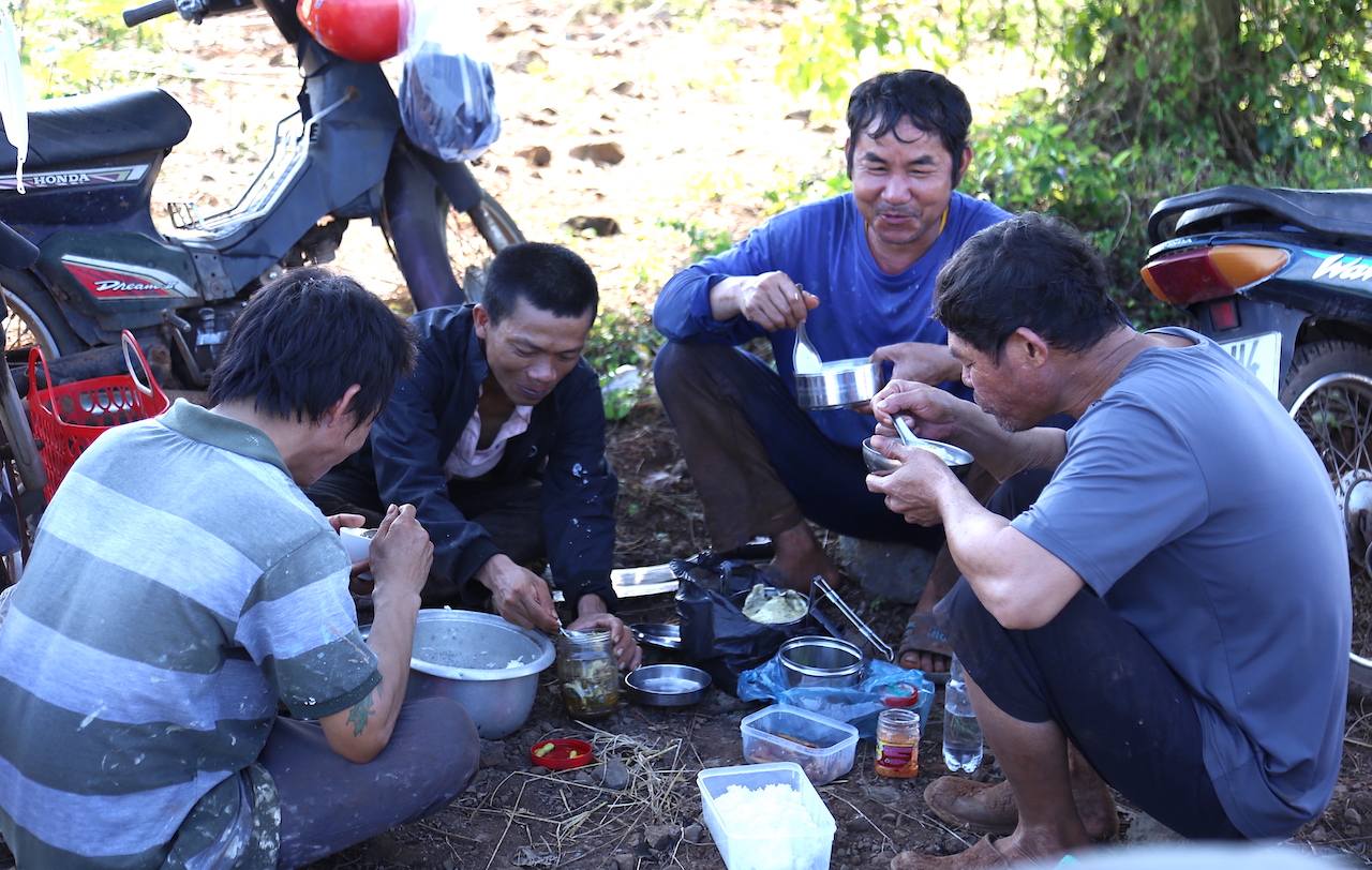 Bữa cơm đơn sơ, ăn vội vàng của những người thu hoạch mì. Họ chỉ nghỉ ngơi khoảng 10 phút lại tranh thủ ra tiếp tục thu hoạch cho kịp xe tới cân mì.