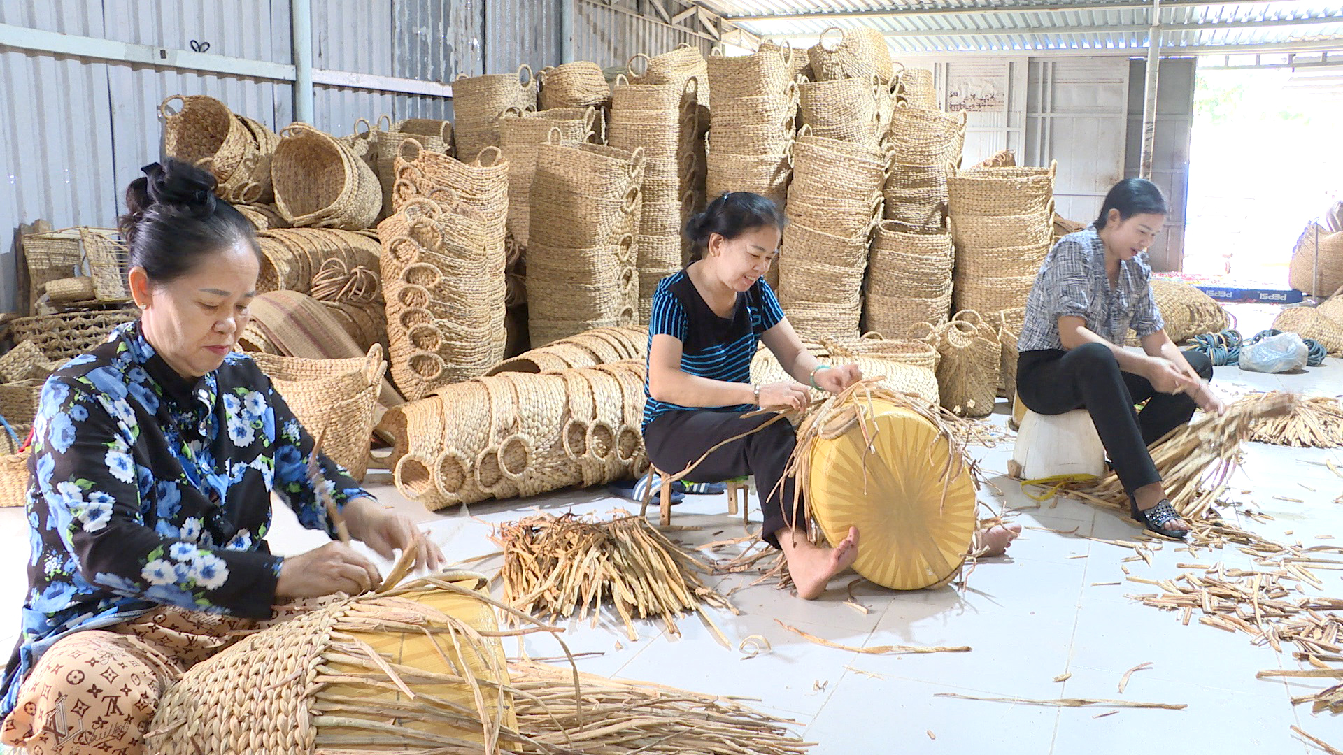 Dù gặp nhiều khó khăn nhưng các DN vẫn nỗ lực giữ chân người lao động.