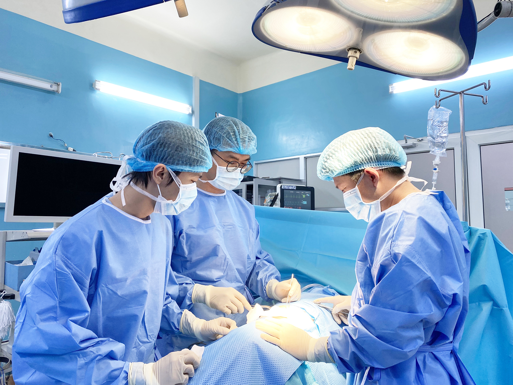 Bác sĩ Nguyễn Hoàng Lương cùng êkíp chuẩn bị phẫu thuật cho người bệnh.