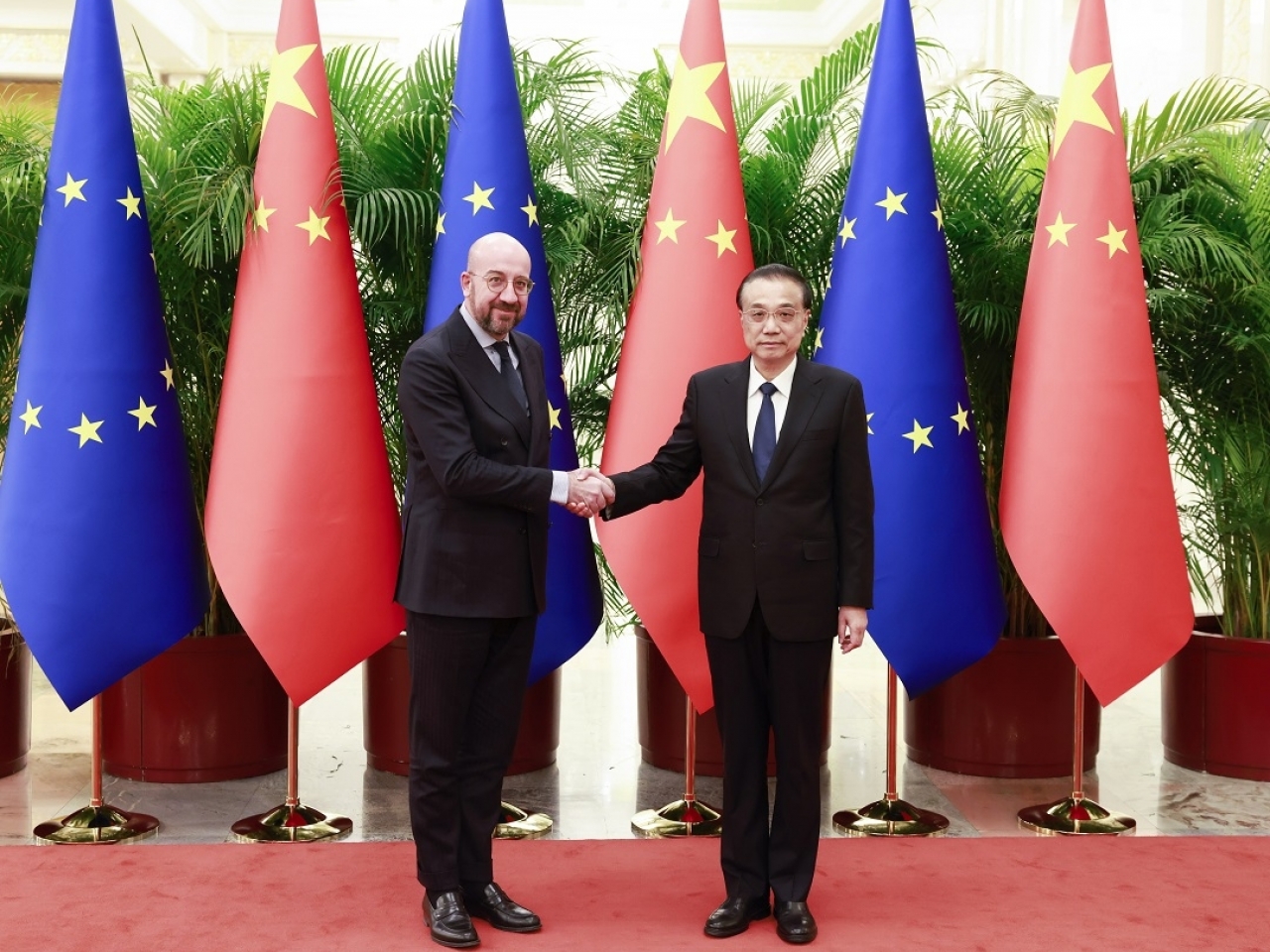 Thủ tướng Trung Quốc Lý Khắc Cường (phải) và Chủ tịch Hội đồng châu Âu (EC) Charles Michel trong cuộc gặp tại Bắc Kinh.