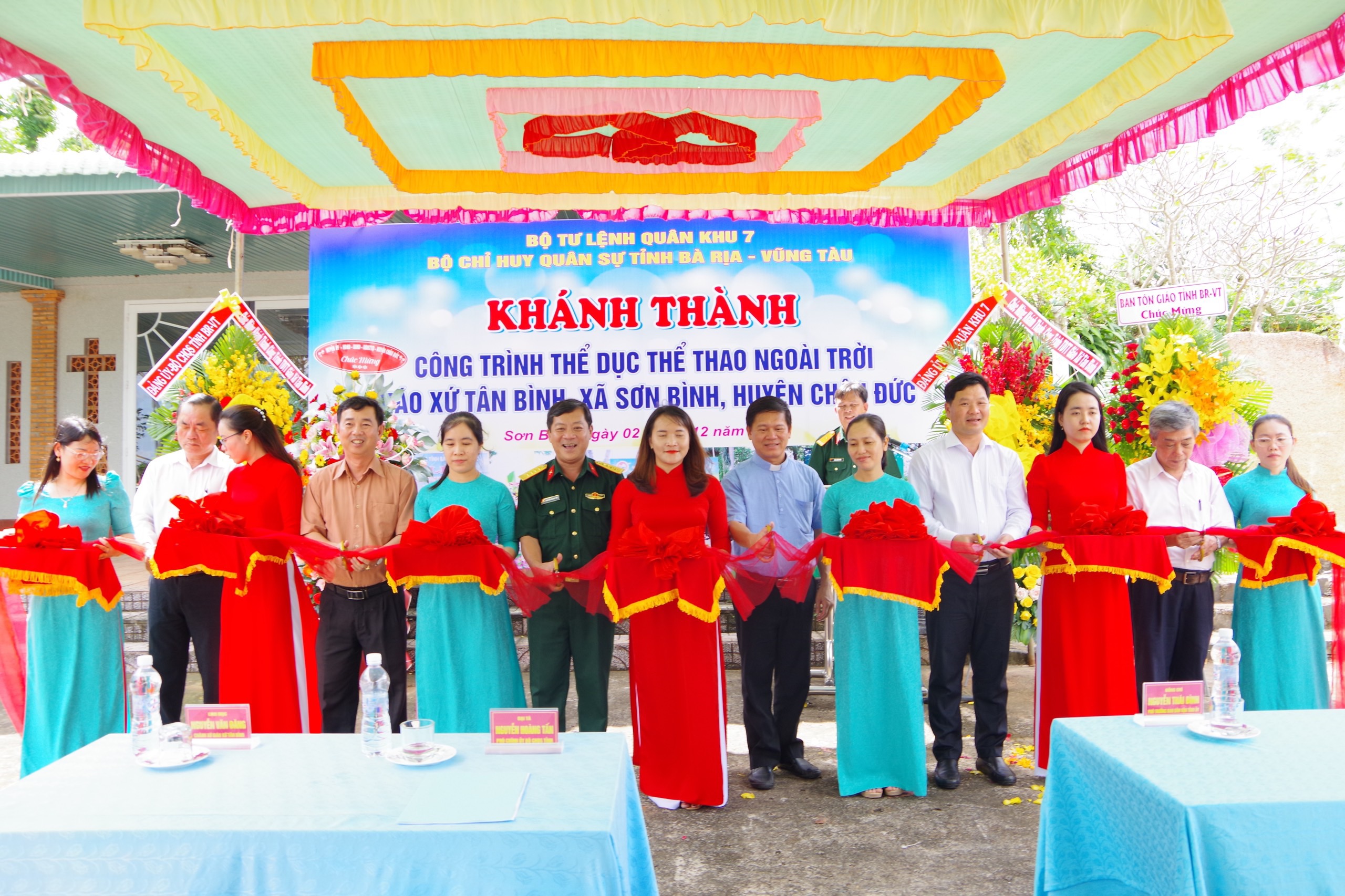 Đại diện Bộ CHQS tỉnh và chính quyền địa phương cắt băng khánh thành công trình thể dục - thể thao tại Giáo xứ Tân Bình.