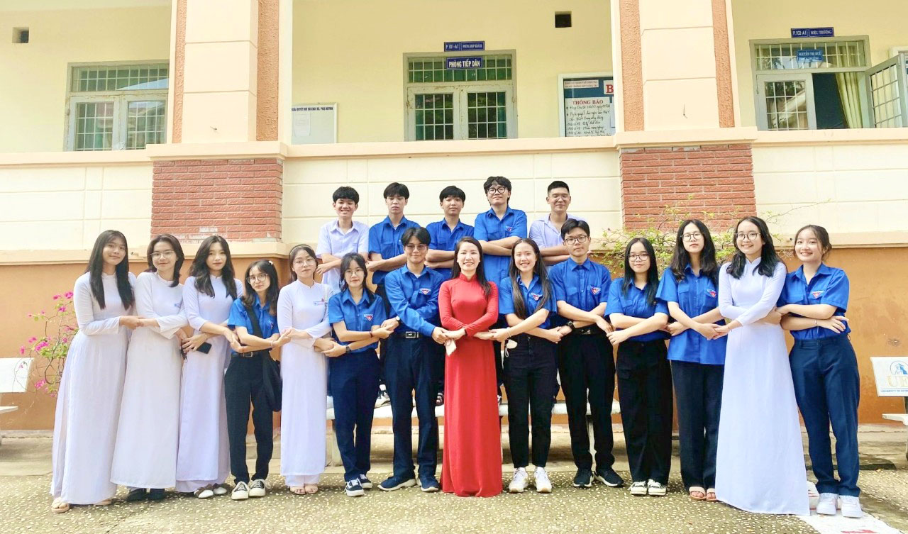 Cô Đặng Thúy Thương (giữa) là nhân tố tích cực xây dựng Đoàn trường THPT Vũng Tàu trở thành đơn vị thi đua xuất sắc, vững mạnh, là Lá cờ đầu của Tỉnh trong công tác Đoàn và phong trào Thanh niên trong nhiều năm liền.