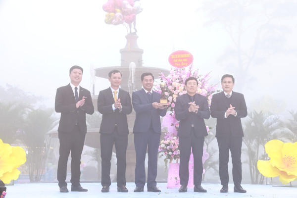 Chủ tịch UBND tỉnh Lê Duy Thành cùng lãnh đạo Sở VH-TT&DL, huyện và Thị trấn Tam Đảo đã vinh dự được nhận chiếc Cúp danh giá Giải thưởng du lịch Thế giới “Tam Đảo – Thị trấn du lịch ấn tượng hàng đầu Thế giới”. Ảnh: Khánh Linh
