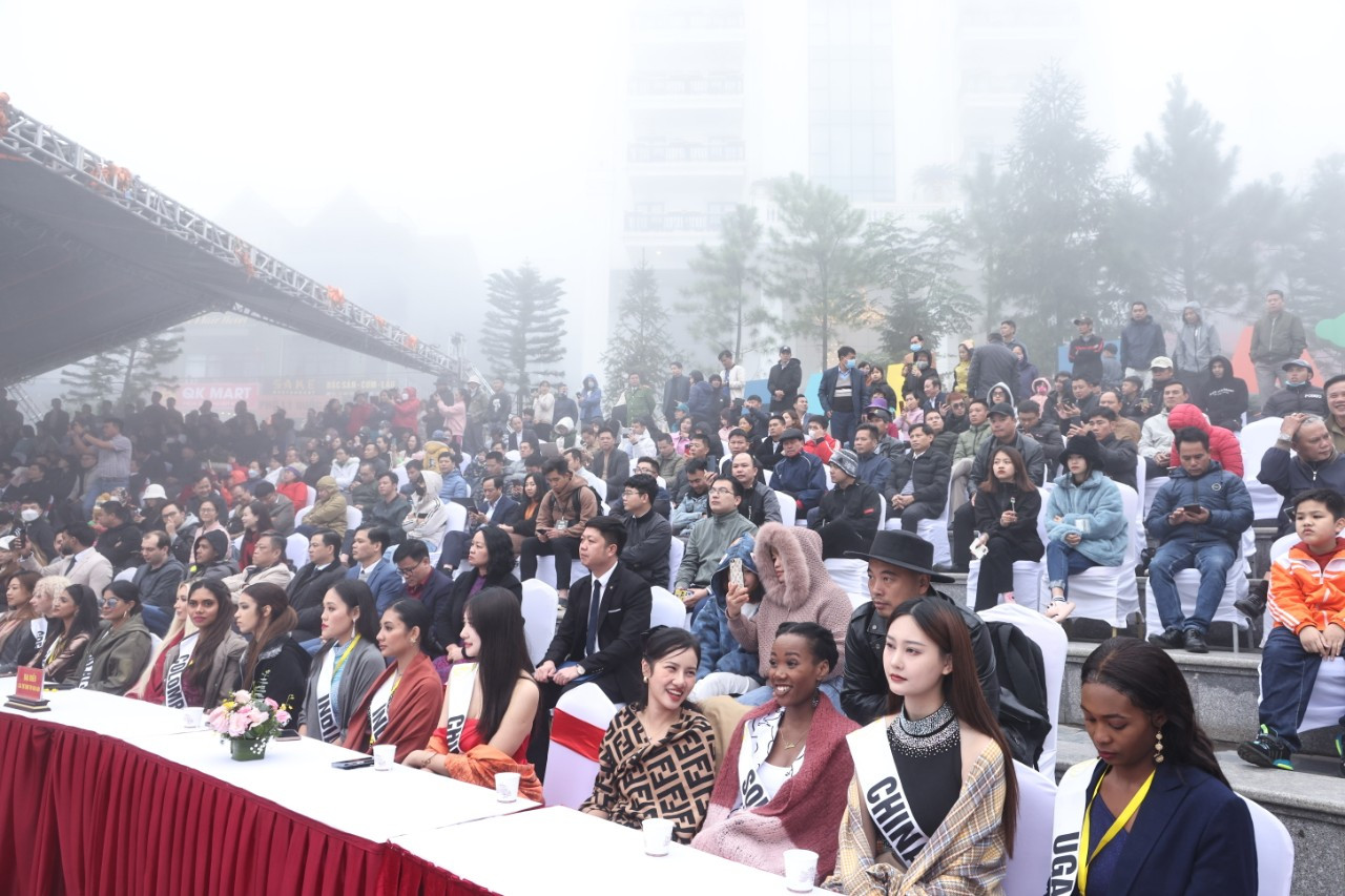 Các thí sinh dự thi Hoa hậu du lịch thế giới 2022 tham dự buổi lễ.Ảnh: Khánh Linh