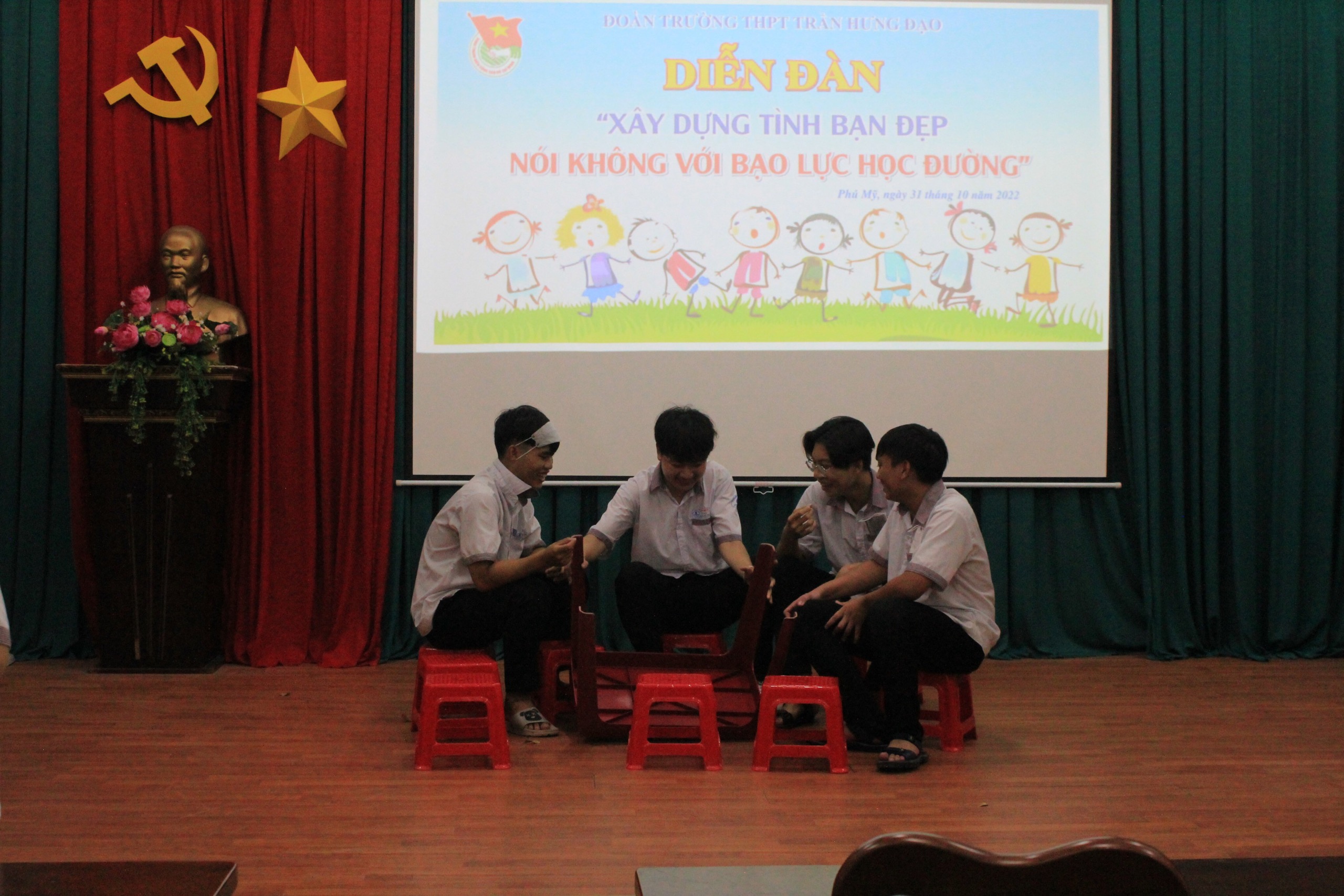 Một tiểu phẩm tuyên truyền về nói không với bạo lực học đường tại Trường THPT Trần Hưng Đạo, TX.Phú Mỹ.