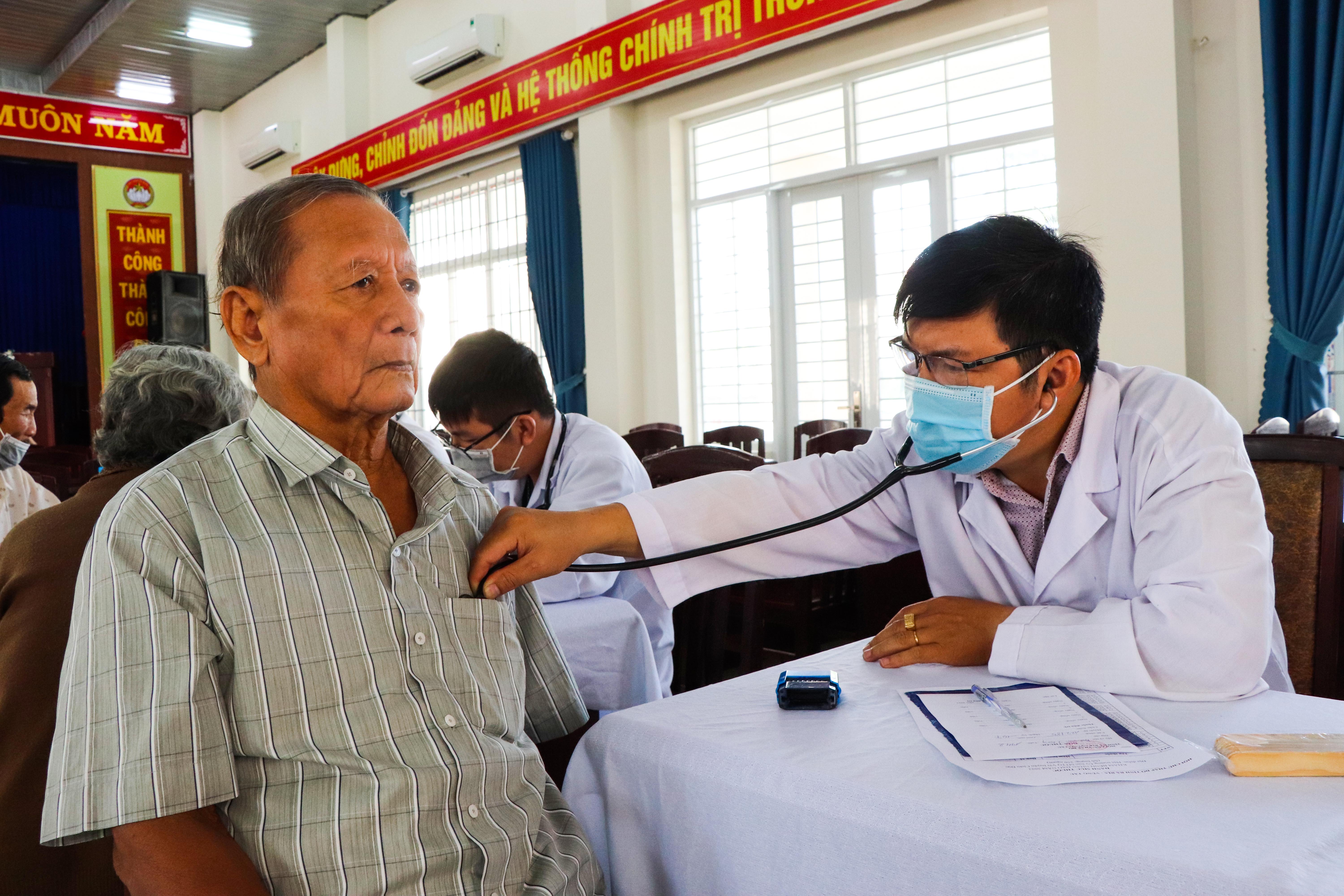 Các y - bác sỹ khám bệnh miễn phí cho người dân huyện Châu Đức.