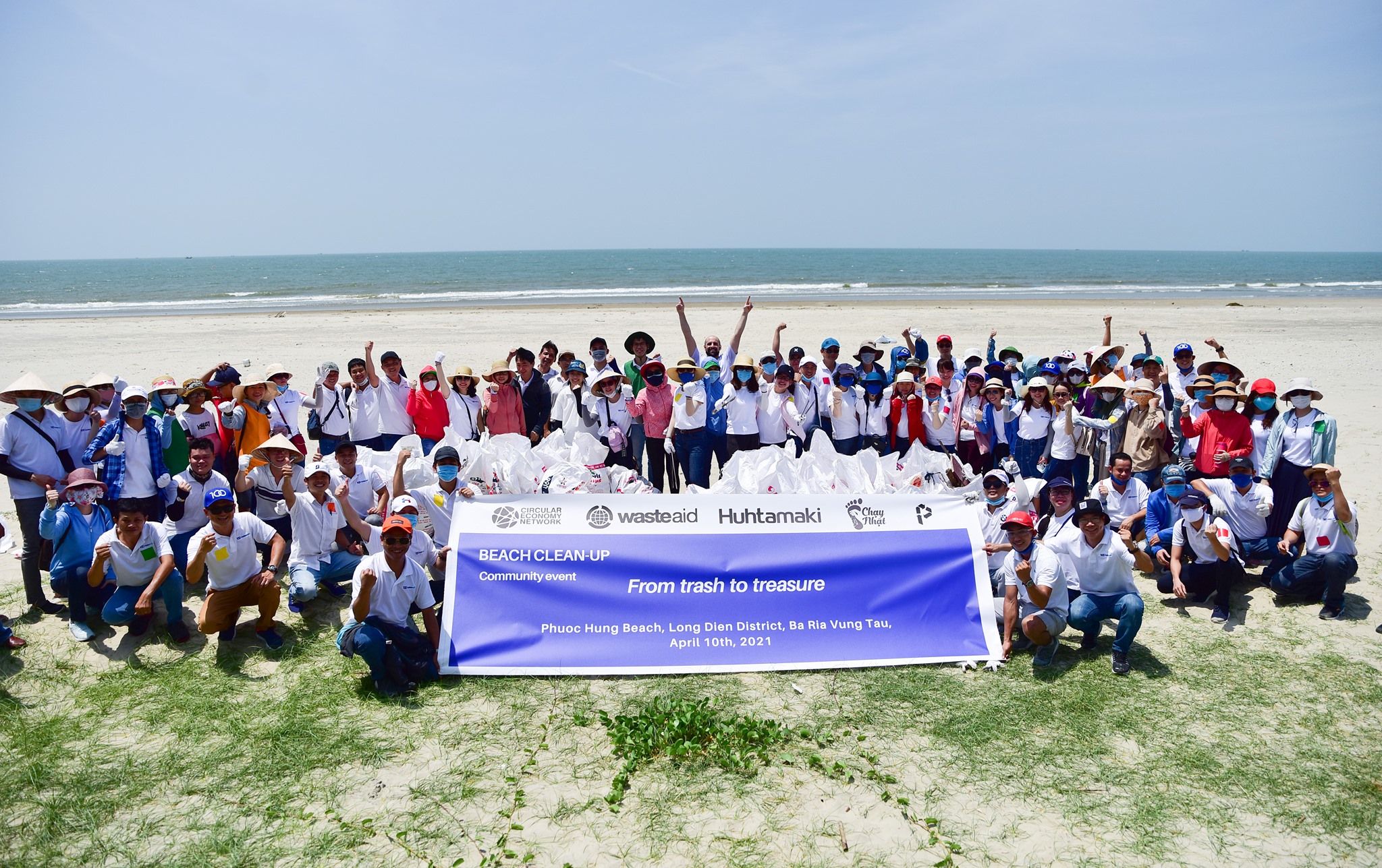 Nguyễn Tấn Phát cùng tham gia thu gom rác tại bãi biển ở Mỹ, một trong những hoạt động của chương trình 