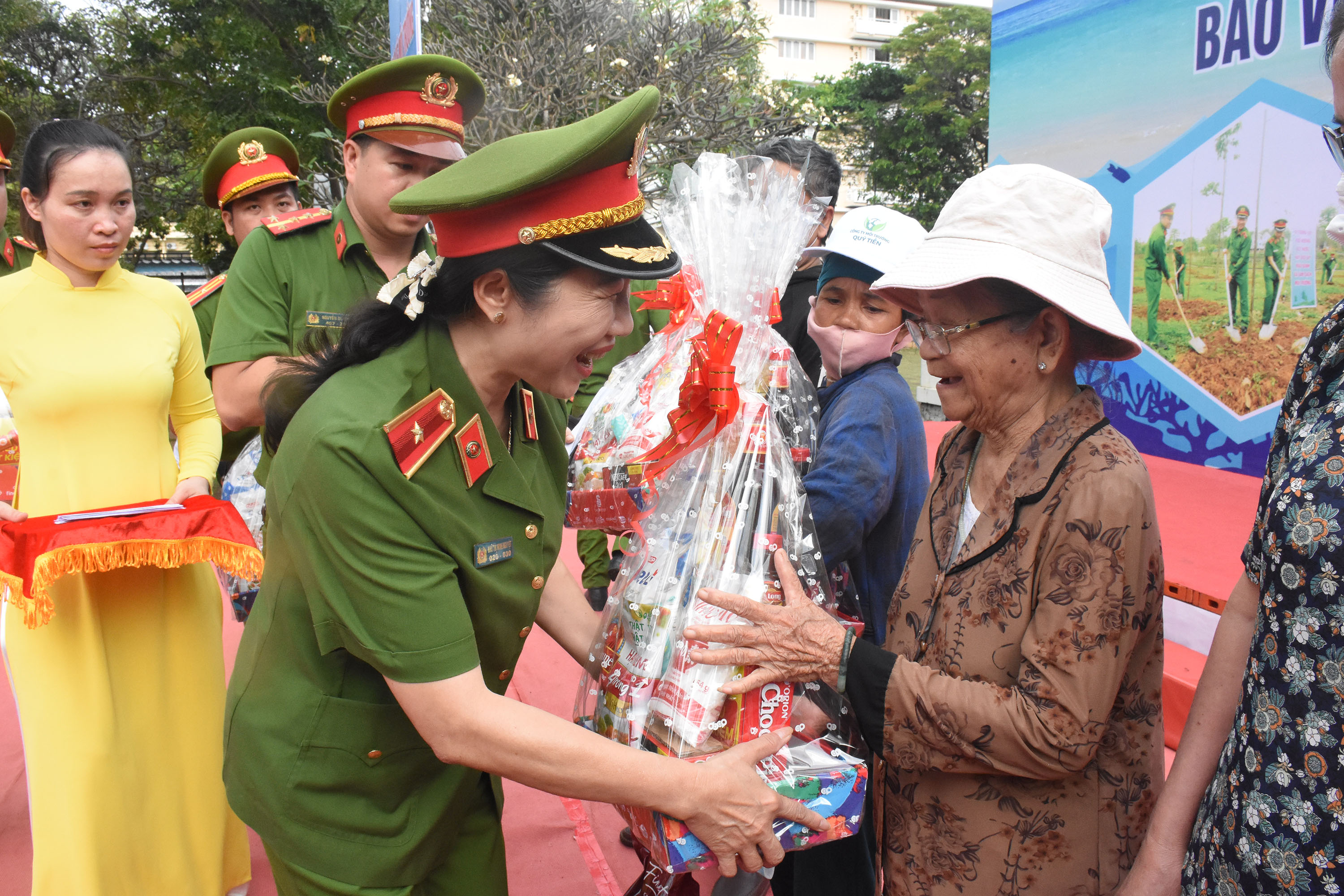 Thiếu tướng Nhữ Thị Minh Nguyệt, Phó Cục trưởng Cục Cảnh sát Phòng chống tội phạm về môi trường tặng quà cho các hộ nghèo trên địa bàn TP. Vũng Tàu