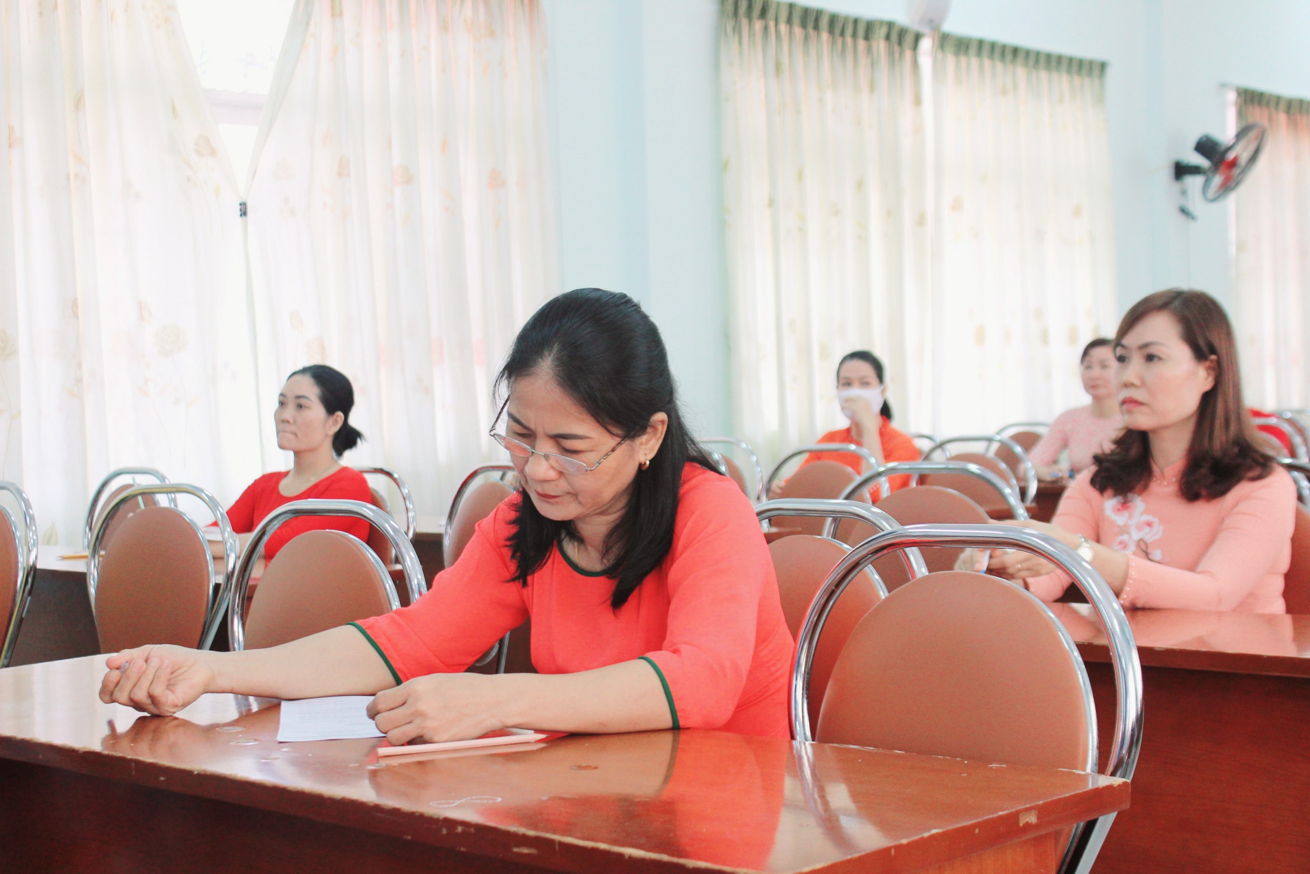  Ngay trong sáng 3/12, nhân viên nấu ăn đã thi trắc nghiệm và bốc thăm thực đơn tại MN Ánh Dương.