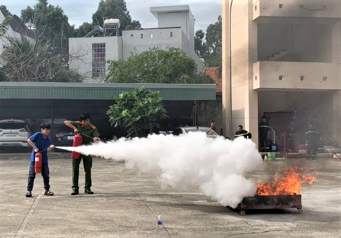 Thực hành sử dụng bình chữa cháy dập lửa khi có tai nạn cháy nổ xảy ra.