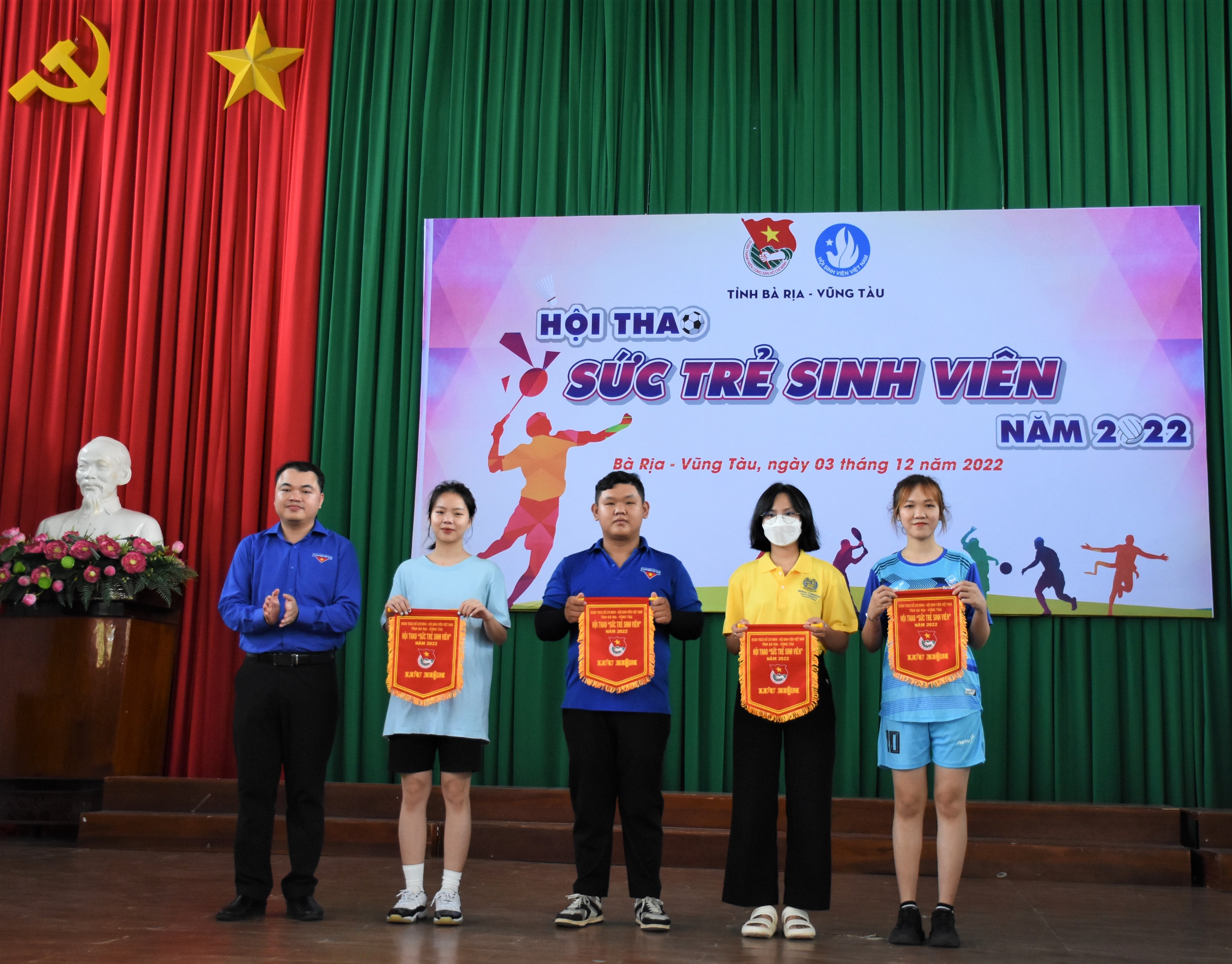 Ban tổ chức trao cờ thi đua cho các đội thi.