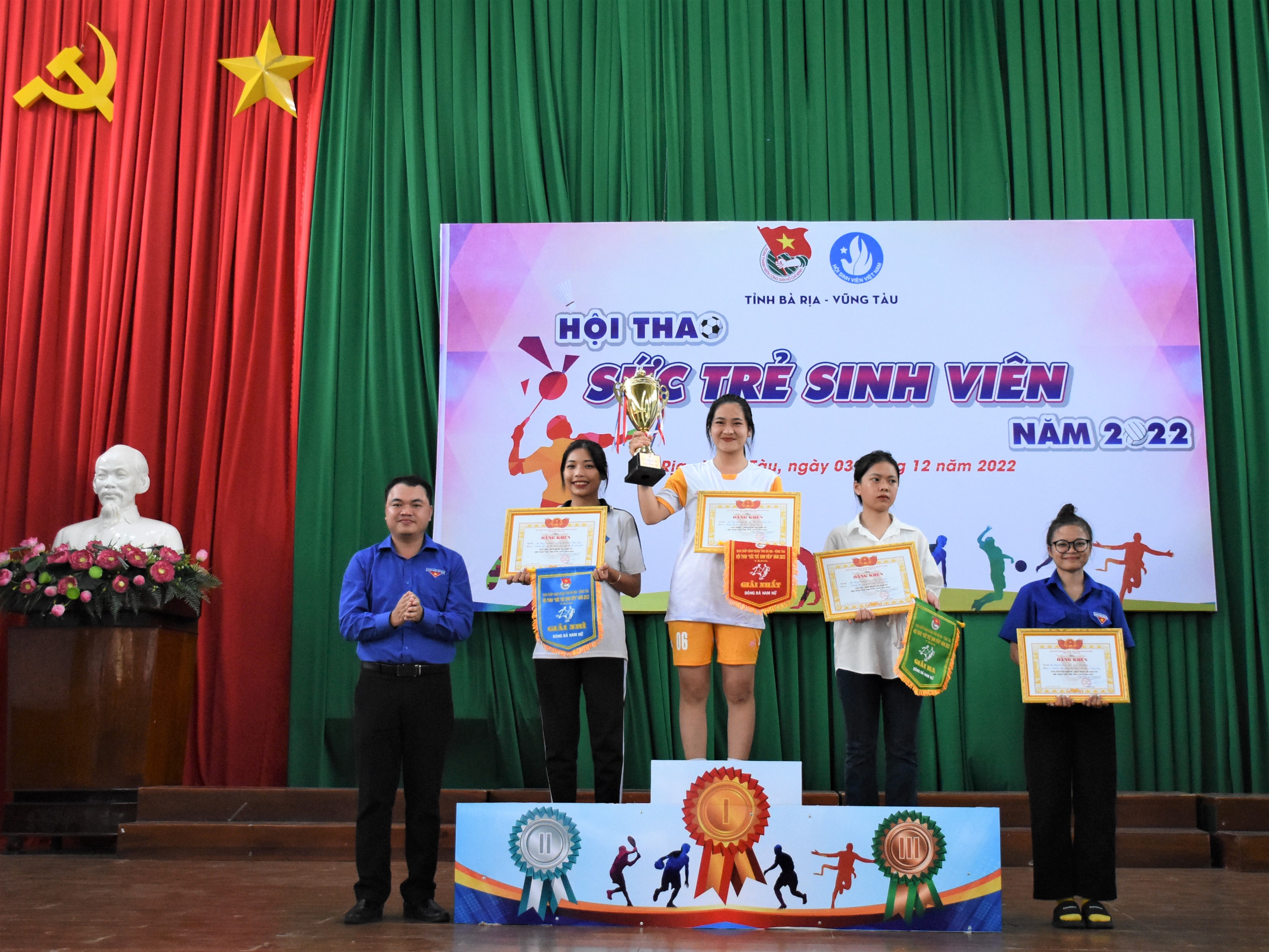 Anh Thôi Đại Việt, Phó Bí thư Tỉnh Đoàn trao cúp vô địch môn bóng đá và các giải Nhì, Ba, Khuyến khích cho các trường tham gia hội thao.