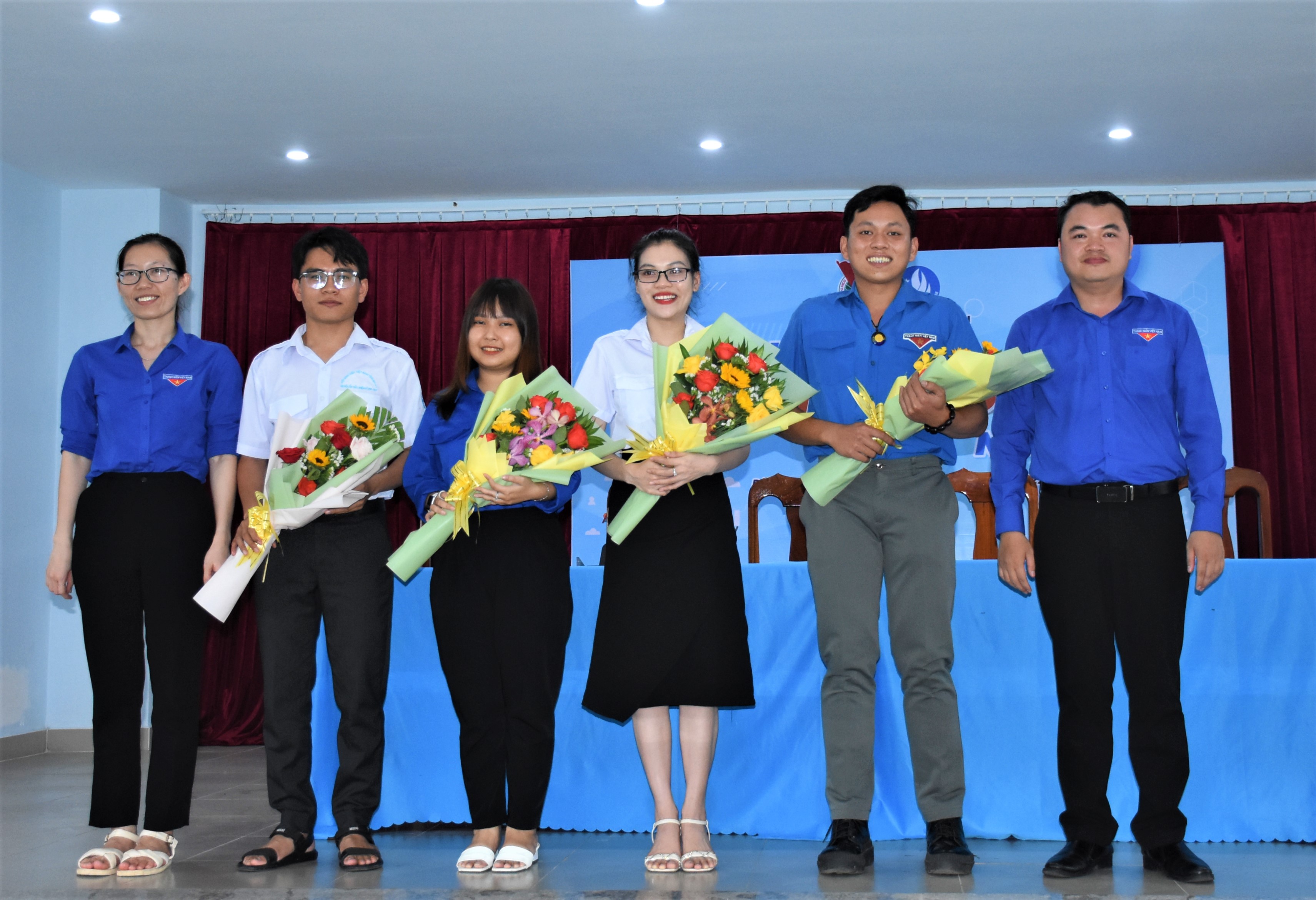 Đại diện Tỉnh Đoàn, Hội Sinh viên Việt Nam tỉnh tặng hoa cho các 