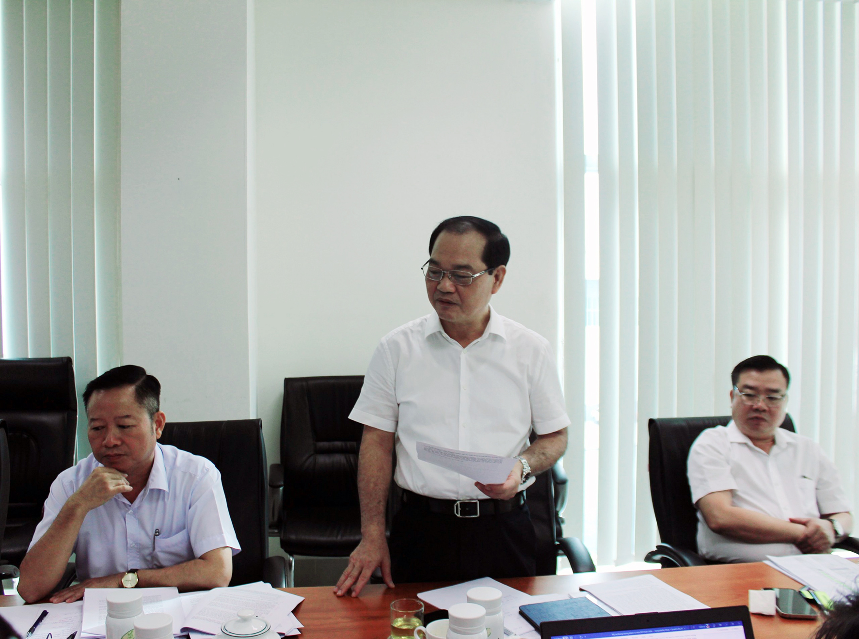 Ông Mai Ngọc Thuận, Ủy viên Ban Thường vụ Tỉnh ủy, Phó Chủ tịch Thường trực HĐND tỉnh đề nghị tỉnh tập trung tháo gỡ các điểm nghẽn về y tế, giáo dục.