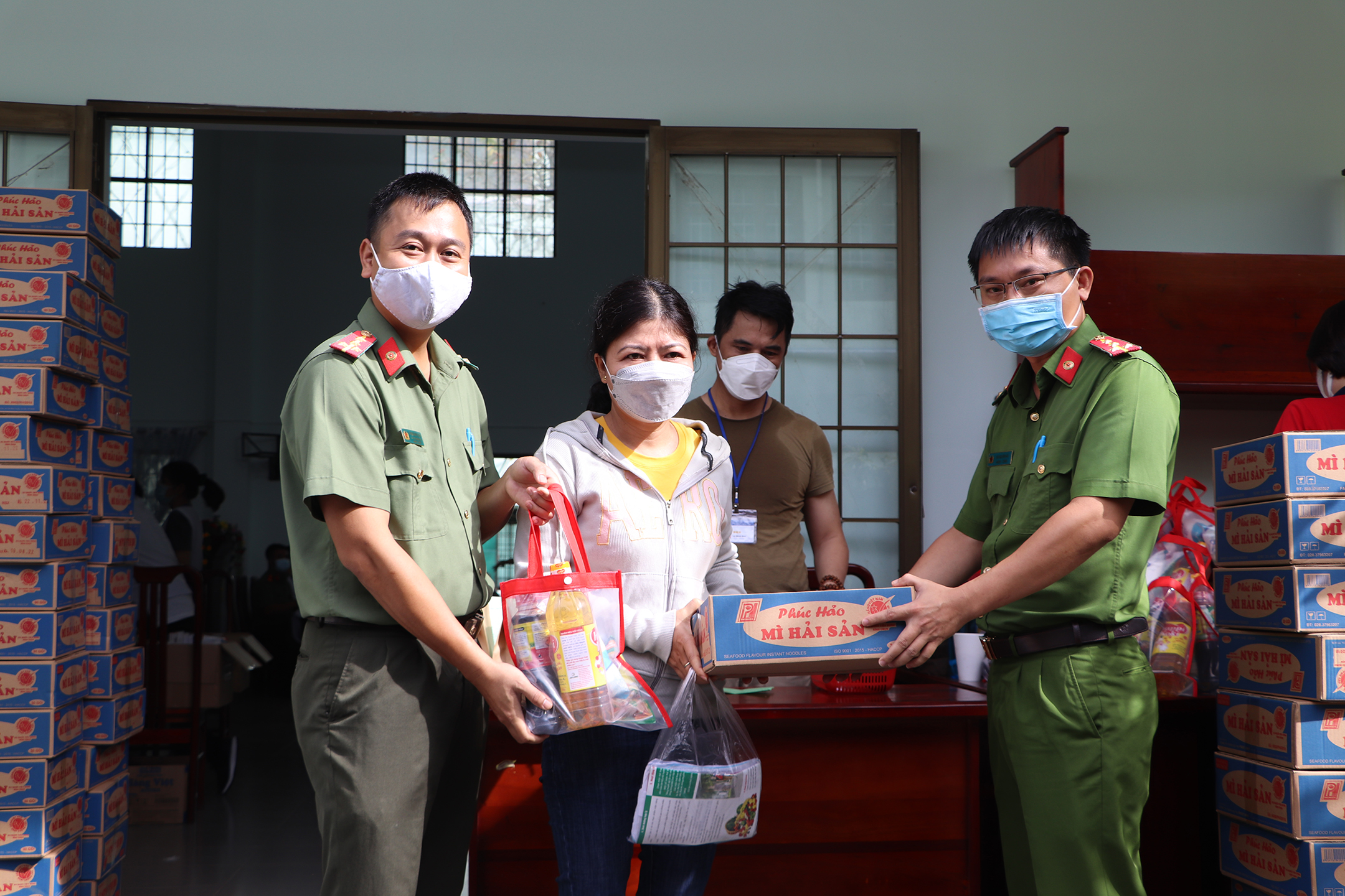 Ngoài khám bệnh, người khó khăn còn được nhận những phần quà thiết thực, ý nghĩa.