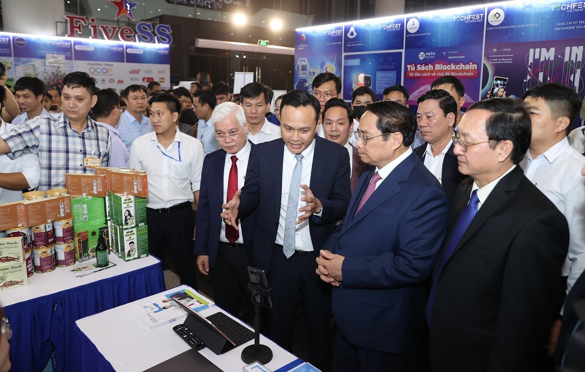 Thủ tướng Phạm Minh Chính tham quan các sản phẩm tại Ngày hội Khởi nghiệp đổi mới sáng tạo quốc gia.  Ảnh: DƯƠNG GIANG