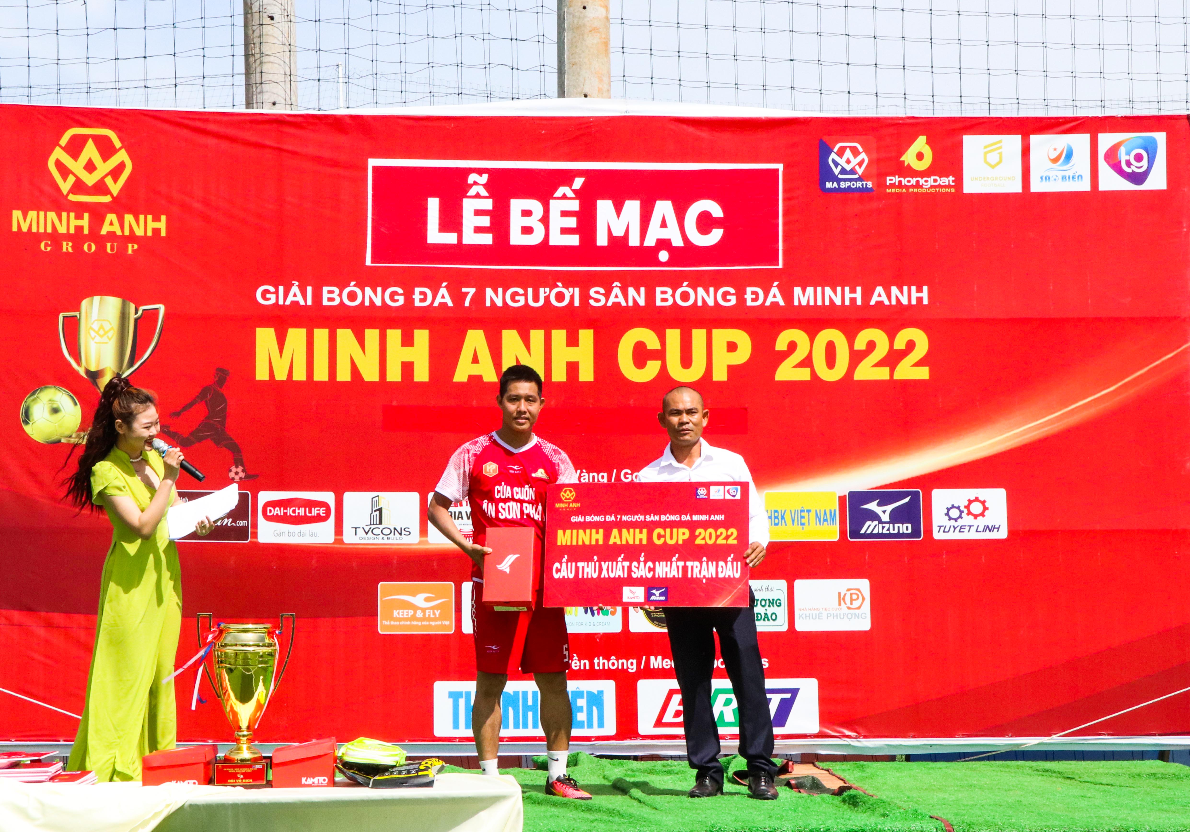 Ông Nguyễn Thanh Điệp (bên phải), Giám đốc Công ty Thể thao và Giải trí Sao Biển, Trưởng Ban tổ chức Giải trao giải cầu thủ xuất sắc cho Bảo Chung của đội Hưng Phát Land FC - xuất sắc nhất trận đấu.