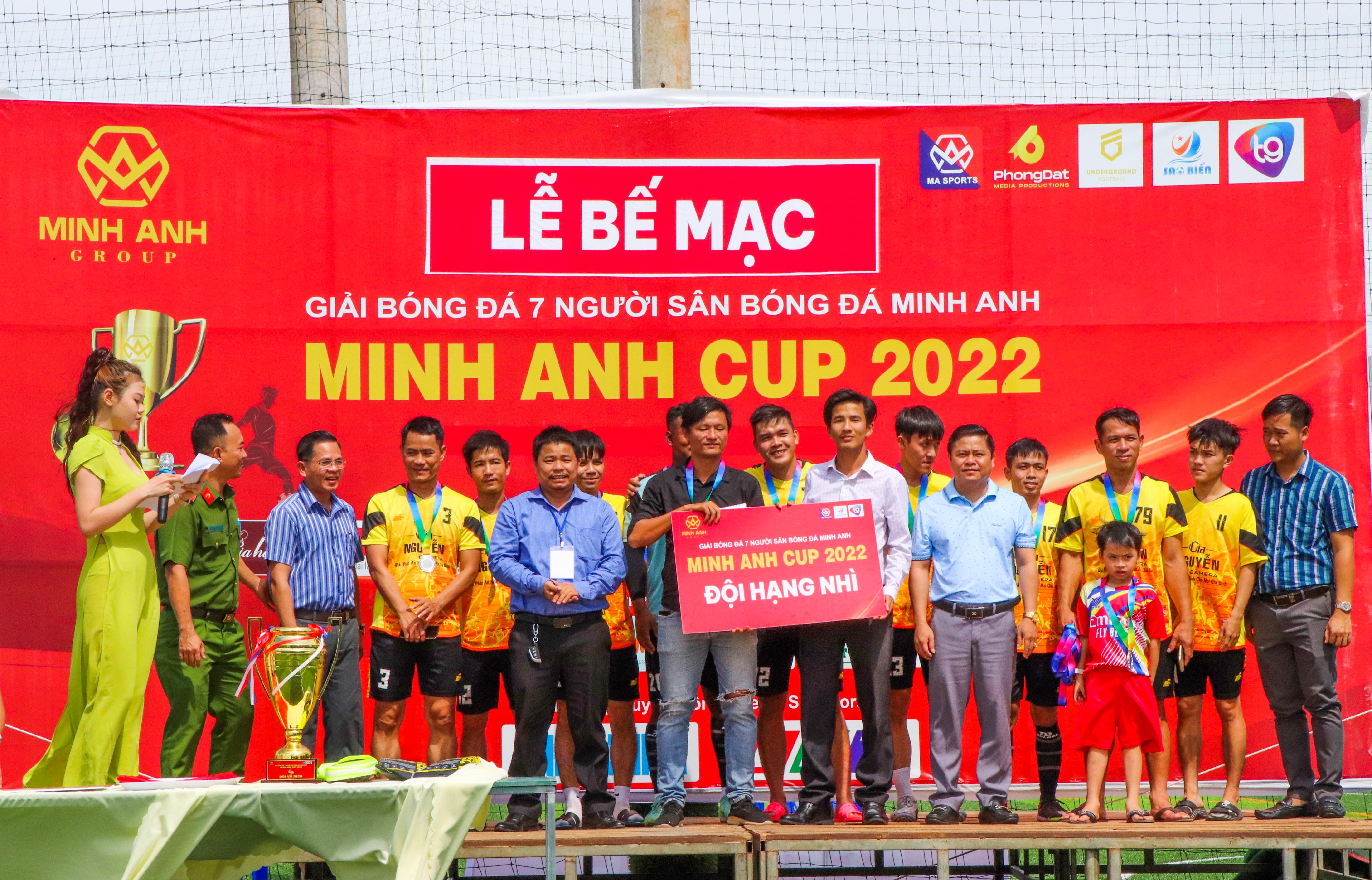 Ông Võ Minh Dũng (thứ tư từ phải vào), Chủ tịch UBND xã Suối Nghệ đã trao giải Nhì cho đội bóng Cường Đức FC.