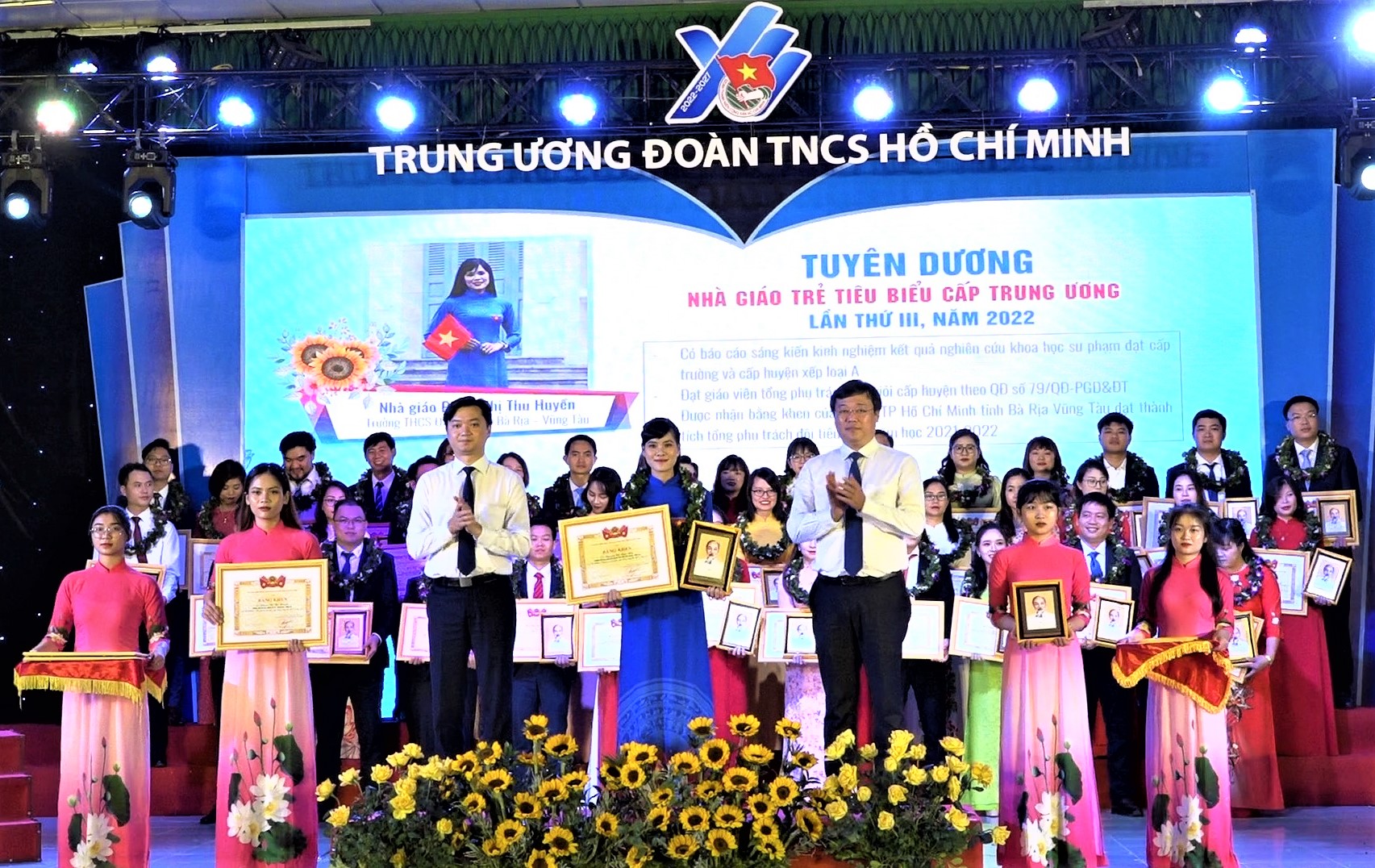 Cô Phạm Thị Thu Huyền nhận Bằng khen của Trung ương Đoàn TNCS Hồ Chí Minh vì thành tích “Nhà giáo trẻ tiêu biểu” cấp Trung ương lần thứ III, năm 2022.