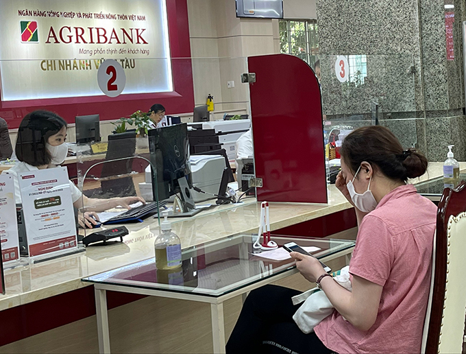 Khách hàng giao dịch tại Agribank, Chi nhánh Vũng Tàu.