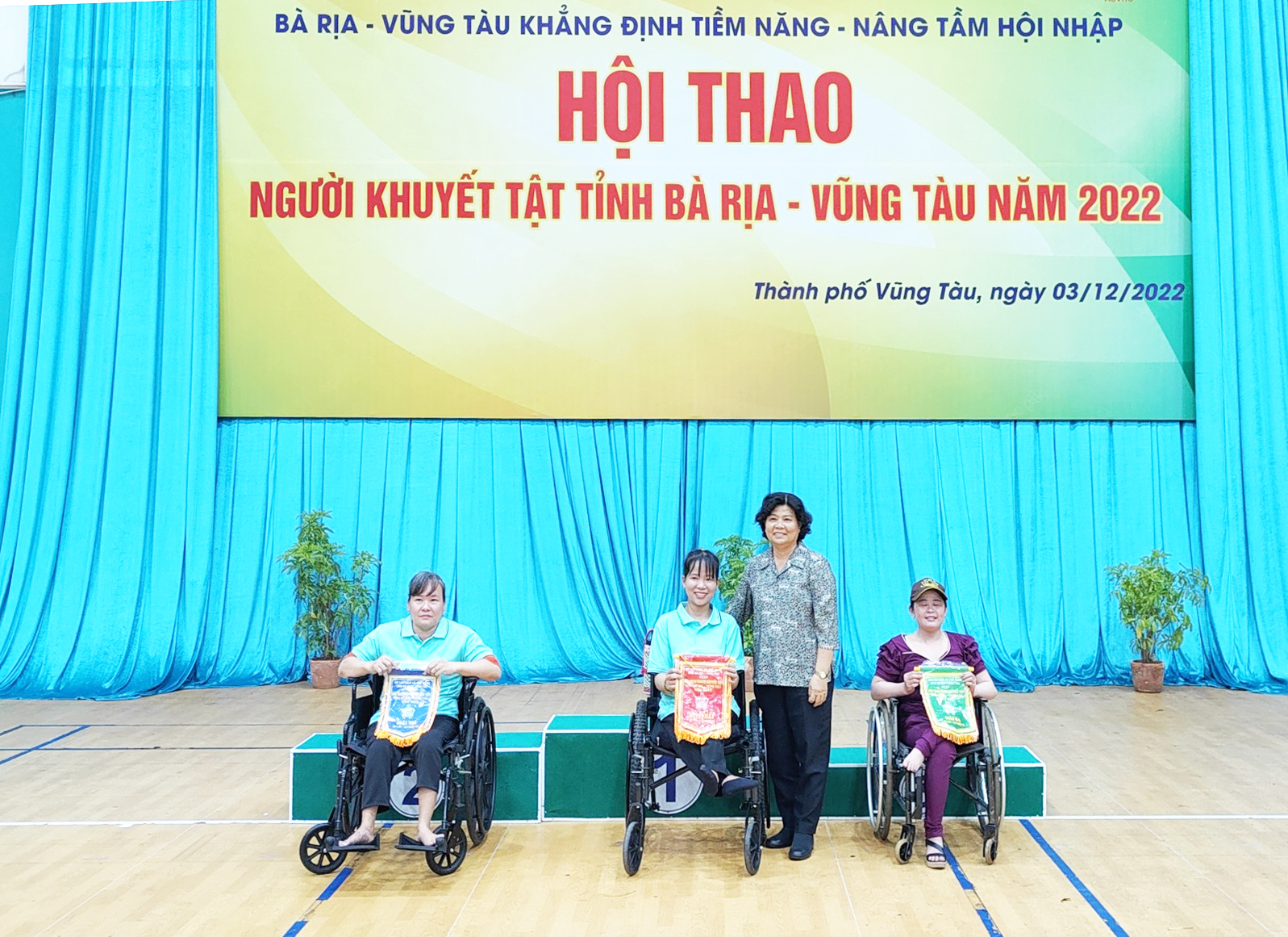 Ban tổ chức trao giải cho các VĐV nữ xuất sắc ở nội dung đua xe lăn.
