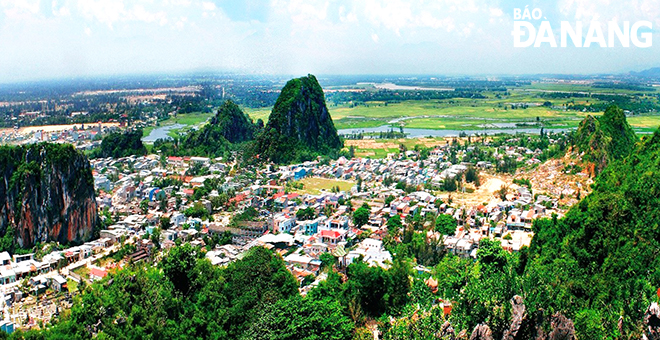 Toàn cảnh Danh thắng Ngũ Hành Sơn (nhìn từ ngọn Thủy Sơn). Ngọn núi này là nơi tập trung nhiều ma nhai vừa được UNESCO công nhận là di sản tư liệu khu vực châu Á - Thái Bình Dương
