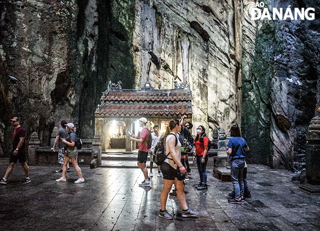 Người dân, du khách tham quan động Huyền Không và các ma nhai tại Danh thắng Ngũ Hành Sơn