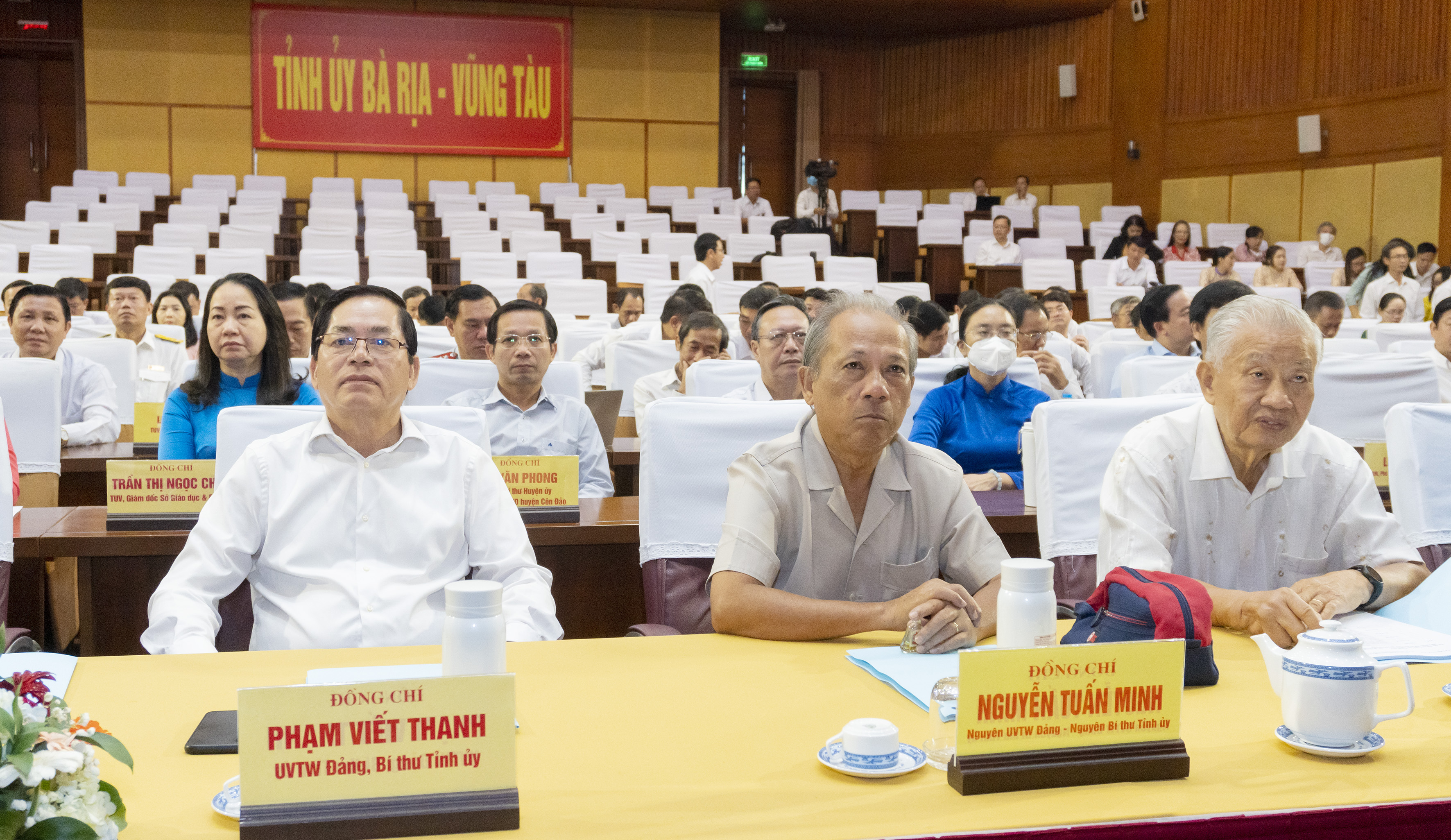 Ông Phạm Viết Thanh, Ủy viên Trung ương Đảng, Bí thư Tỉnh ủy, Chủ tịch HĐND tỉnh; nguyên ủy viên Trung ương Đảng, nguyên lãnh đạo Tỉnh ủy qua các thời kỳ tham dự hội nghị.