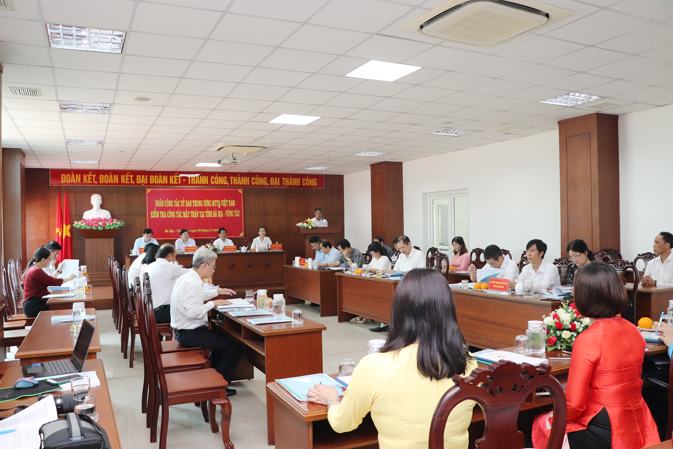 Quang cảnh buổi làm việc.