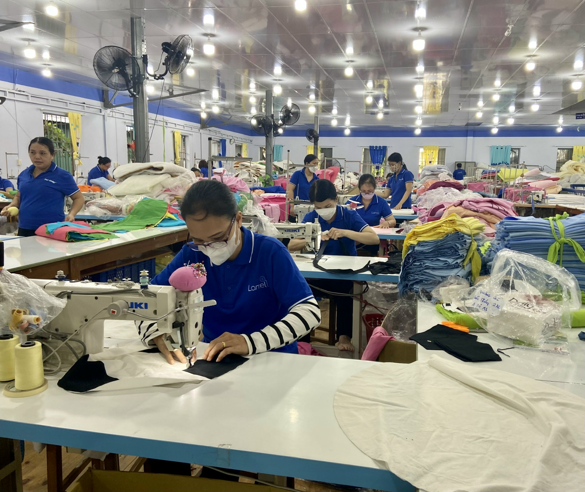 LĐLĐ đã có các giải pháp hỗ trợ và chăm lo cho NLĐ khó khăn trong dịp Tết Nguyên đán 2023. Trong ảnh: NLĐ của Công ty TNHH may mặc Thăng Long (ở phường 8, TP. Vũng Tàu).