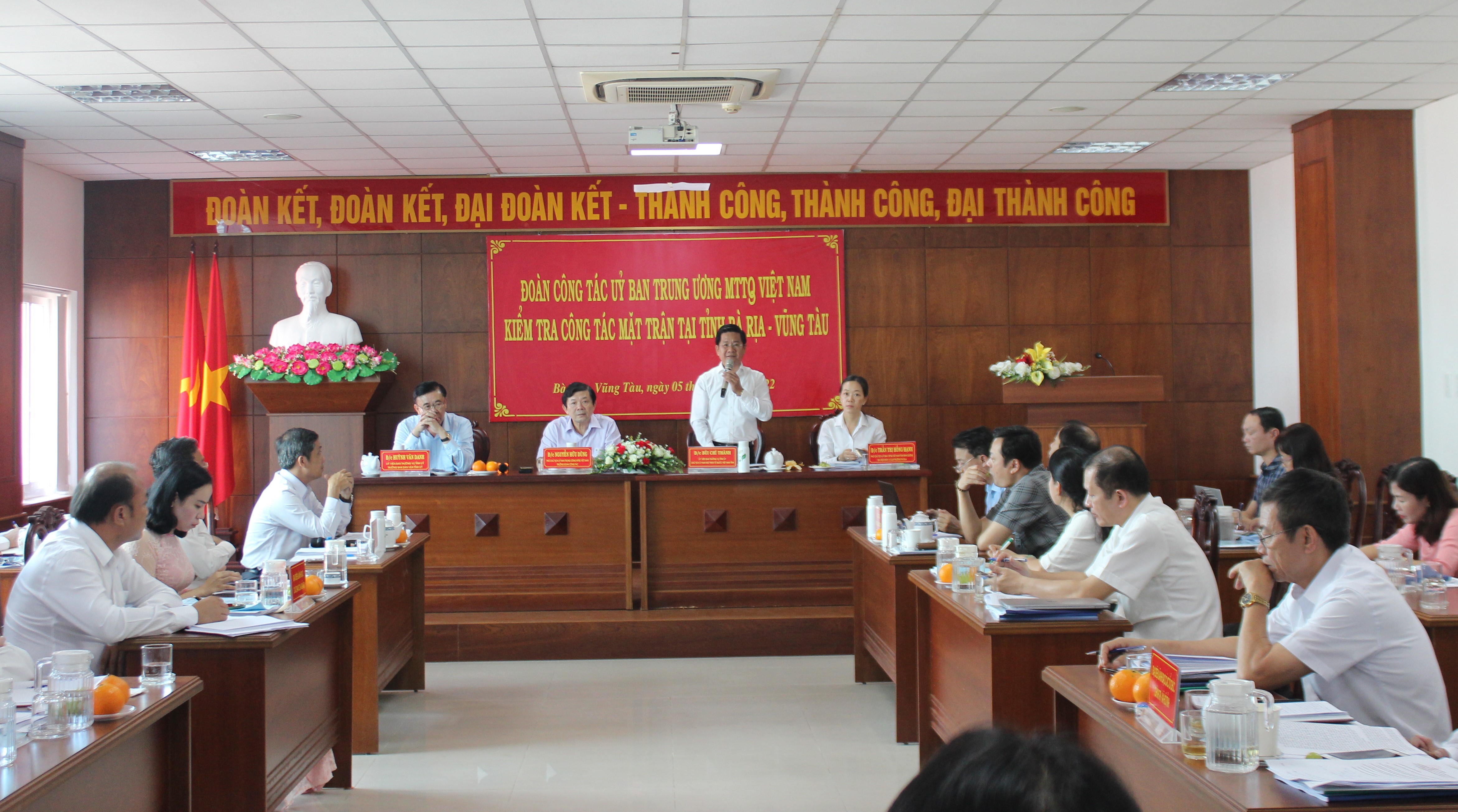  Ông Bùi Chí Thành, Ủy viên Ban Thường vụ Tỉnh ủy, Chủ tịch UBMTTQVN tỉnh phát biểu tại buổi làm việc với đoàn công tác Ủy ban Trung ương MTTQVN.