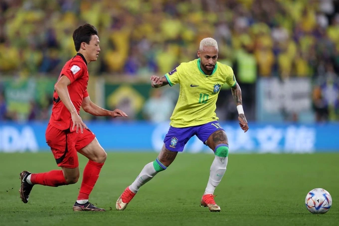 Neymar (áo vàng) trở lại và cùng Brazil thắng đậm Hàn Quốc.
