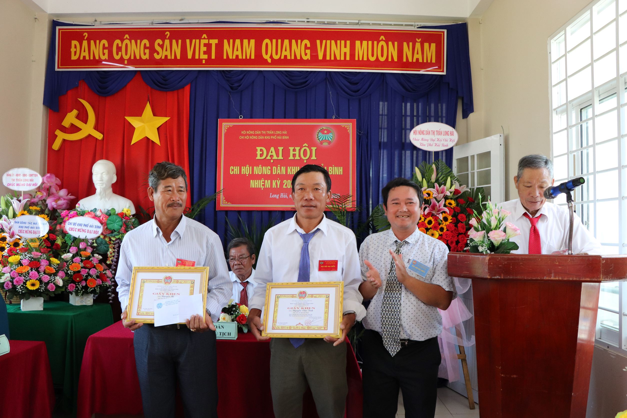 Ông Nguyễn Văn Phước, Chủ tịch Hội Nông dân TT. Long Hải khen thưởng các cá nhân có thành tích xuất sắc trong công tác Hội năm 2022.