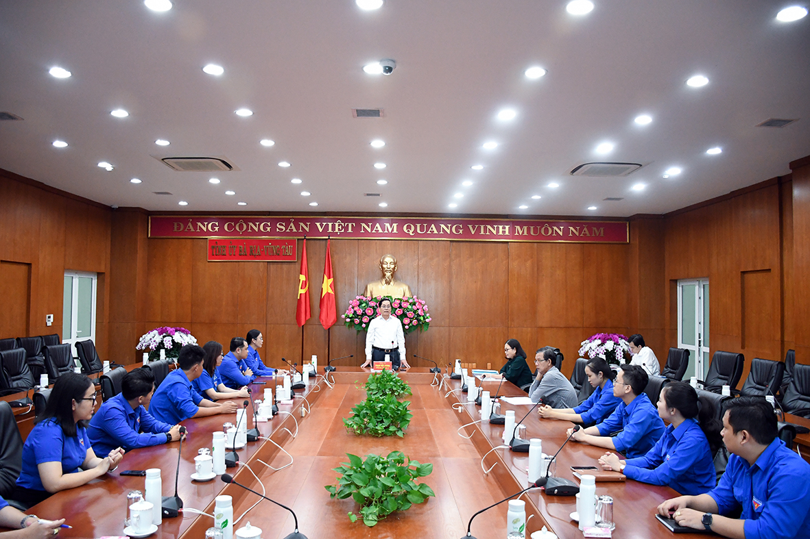 Ông Phạm Viết Thanh, Uỷ viên Trung ương Đảng, Bí thư Tỉnh uỷ, Chủ tịch HĐND tỉnh phát biểu giao nhiệm vụ tại buổi gặp mặt.