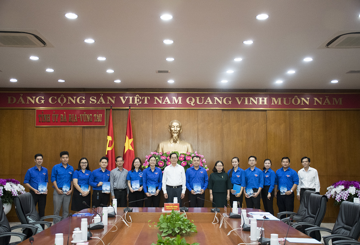 Lãnh đạo tỉnh tặng quà và chụp ảnh lưu niệm với Đoàn đại biểu tỉnh Bà Rịa-Vũng Tàu tham dự Đại hội đại biểu toàn quốc Đoàn TNCS Hồ Chí Minh lần thứ XII.