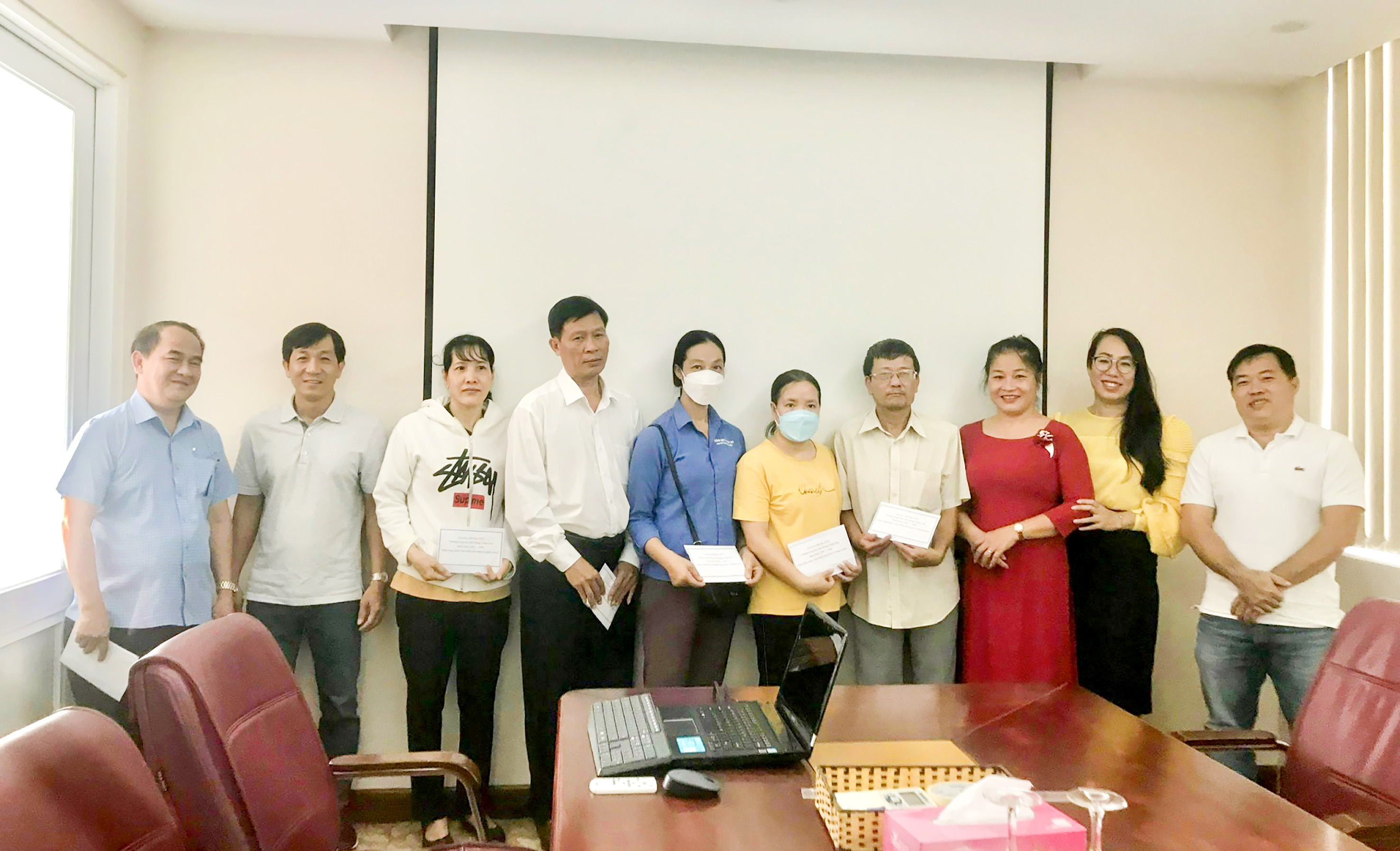 Đại diện LĐLĐ TP. Vũng Tàu cùng các nhà hảo tâm trao tặng quà cho đoàn viên, người lao động có hoàn cảnh khó khăn của Công ty OSC Việt Nam.