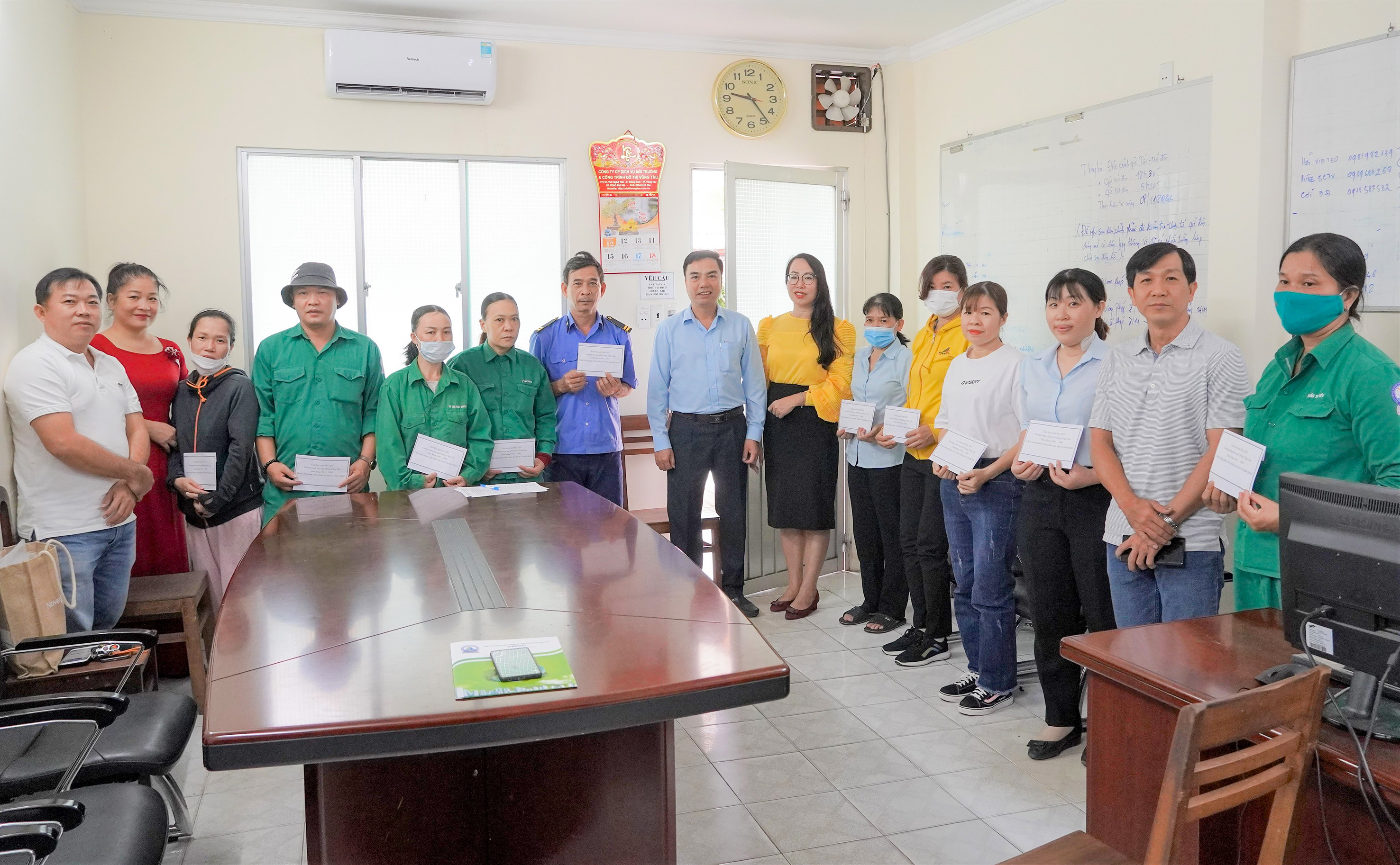 Đại diện LĐLĐ TP. Vũng Tàu cùng các nhà hảo tâm trao tặng quà cho đoàn viên, người lao động có hoàn cảnh khó khăn của Công ty Cổ phần Dịch vụ môi trường và Công trình đô thị TP. Vũng Tàu.