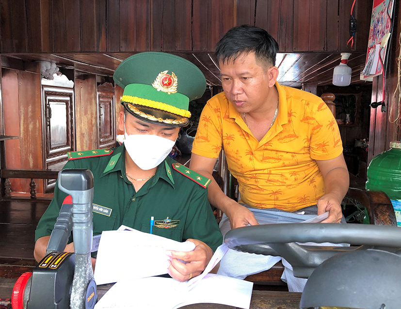 Sau 5 năm bị cảnh báo “thẻ vàng” EC, tình hình chống khai thác vi phạm IUU trên cả nước đã có những chuyển biến tích cực. Trong ảnh: Lực lượng Biên phòng tại cảng Bình Châu kiểm tra giấy tờ, nhật ký của tàu cá tại xã Bình Châu, huyện Xuyên Mộc.