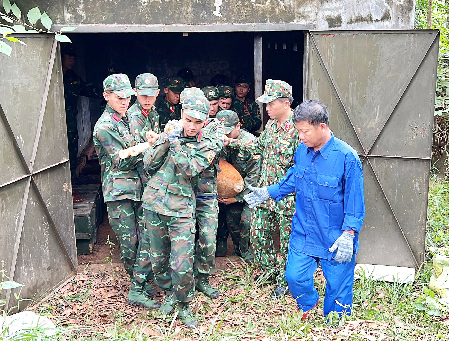 Lực lượng công binh và kỹ thuật đưa một quả bom phá đi tiêu hủy.